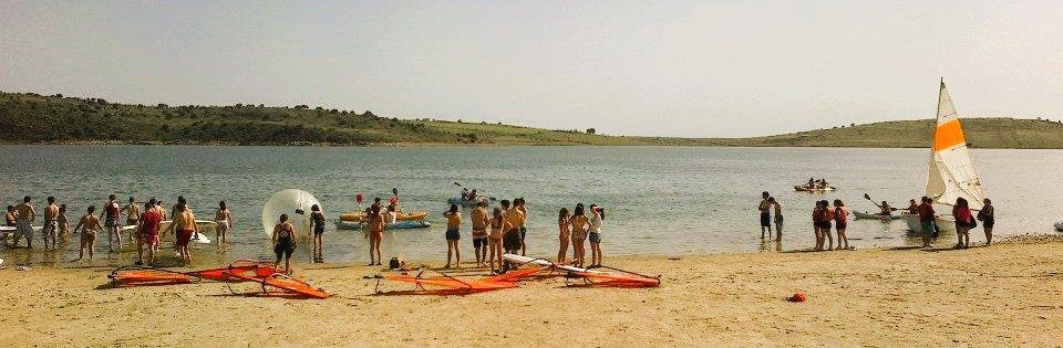 Actividades de grupo a la orilla del embalse