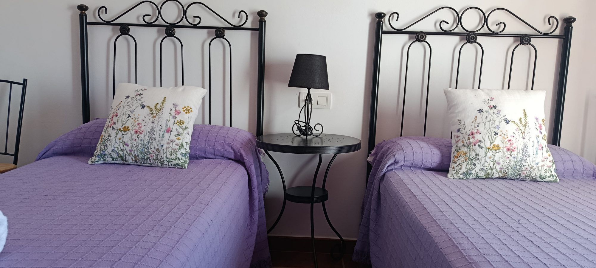 Detalle de una de las camas de la habitación Adelfa
