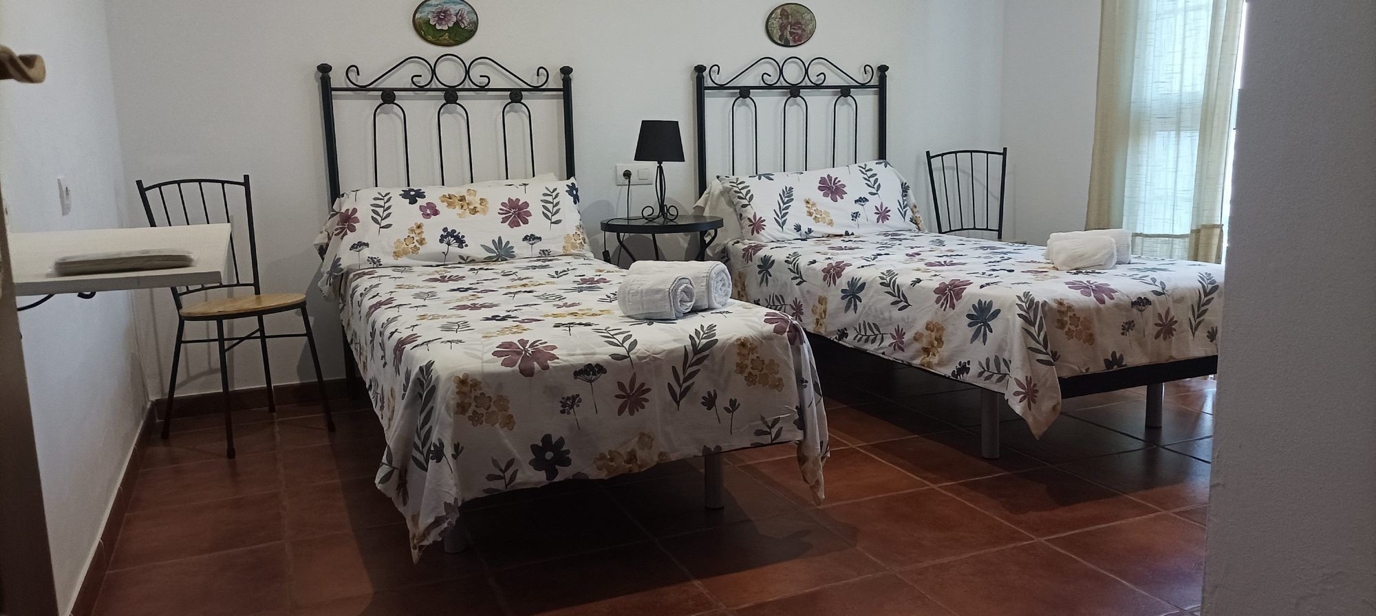 Las dos camas individuales de la habitación Adelfa