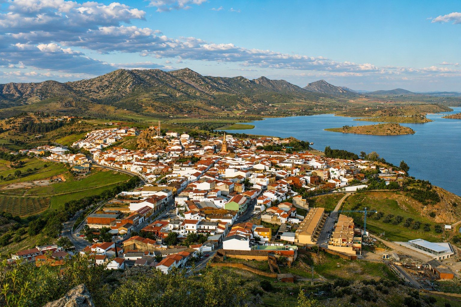 El pueblo de Alange y el embalse vistos desde el Cerro del Castillo, en un día claro