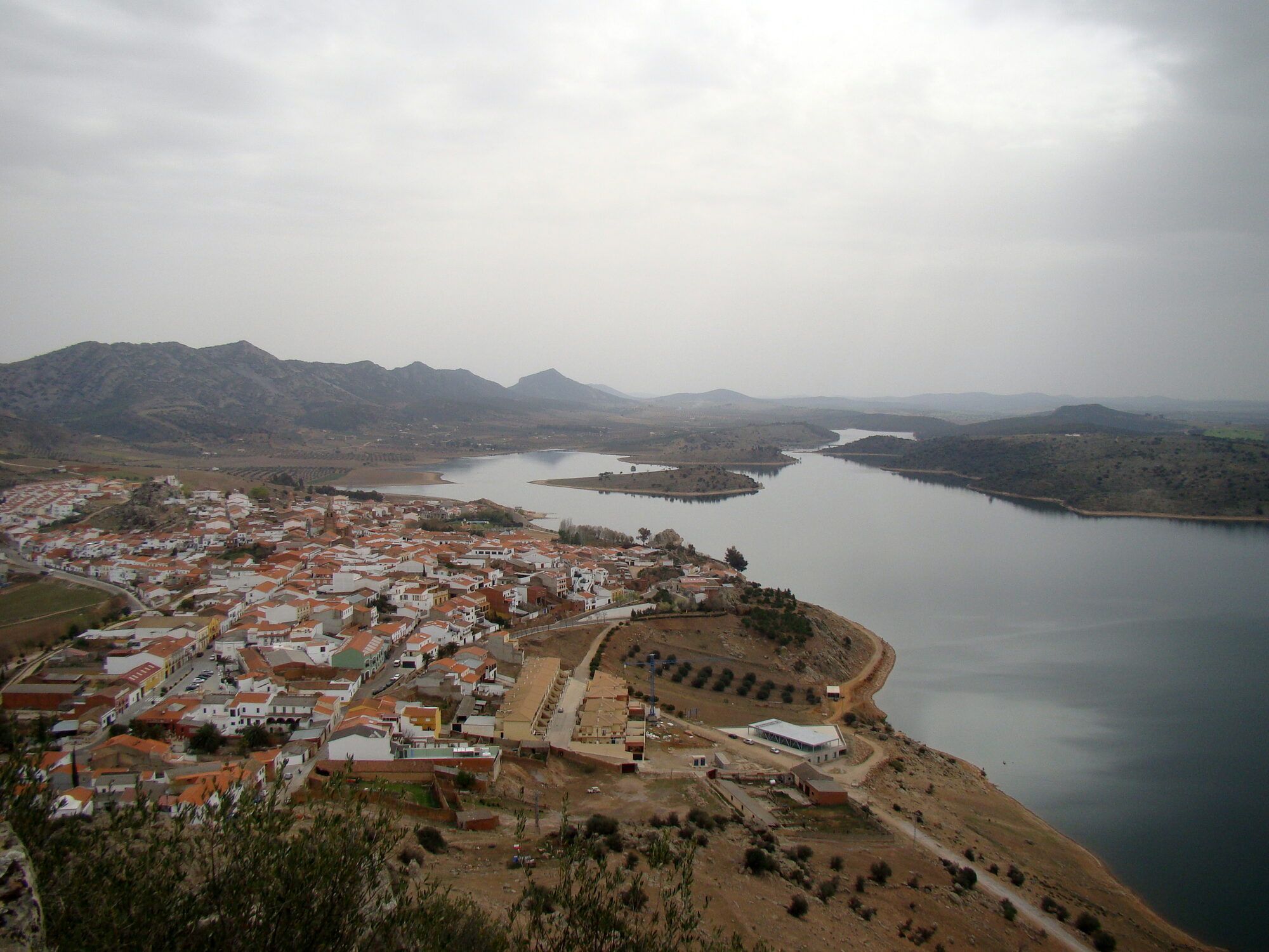 Vista aérea de Alange: el pueblo, la sierra y el embalse