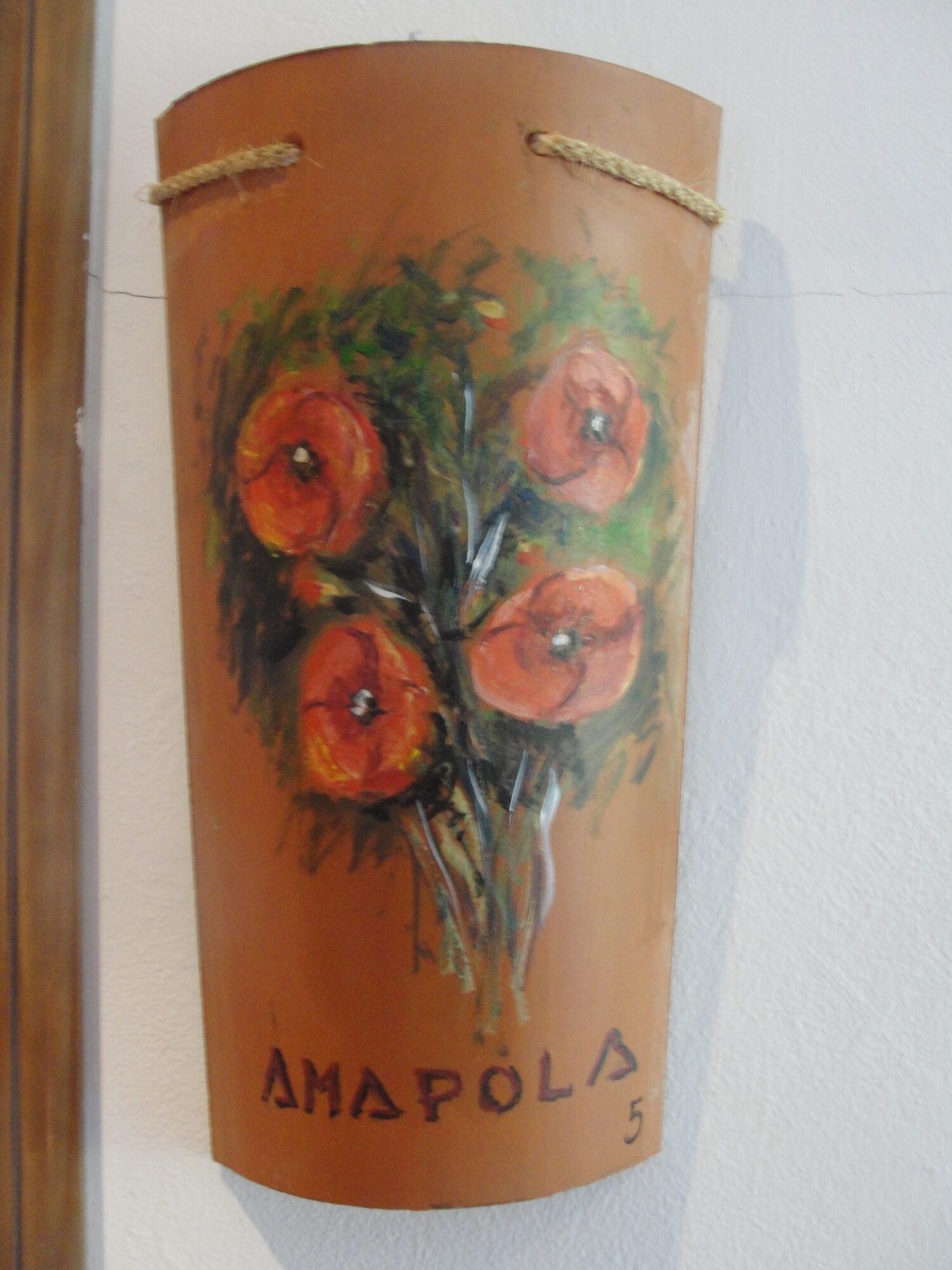 Teja pintada a mano con el nombre de la habitación Amapola