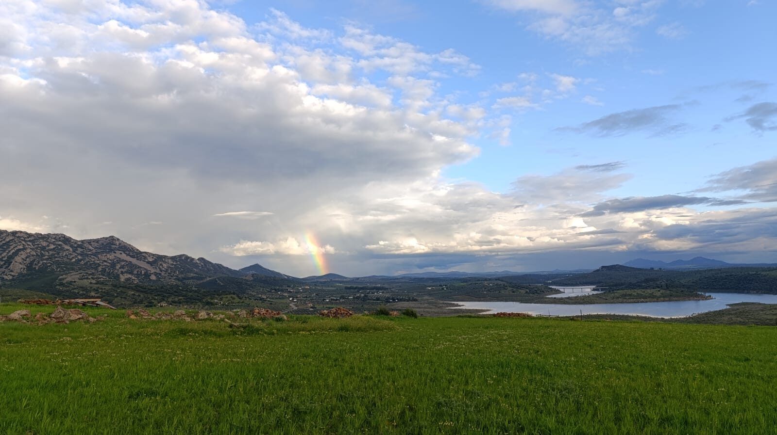 Arcoíris sobre el embalse de Alange después de la lluvia