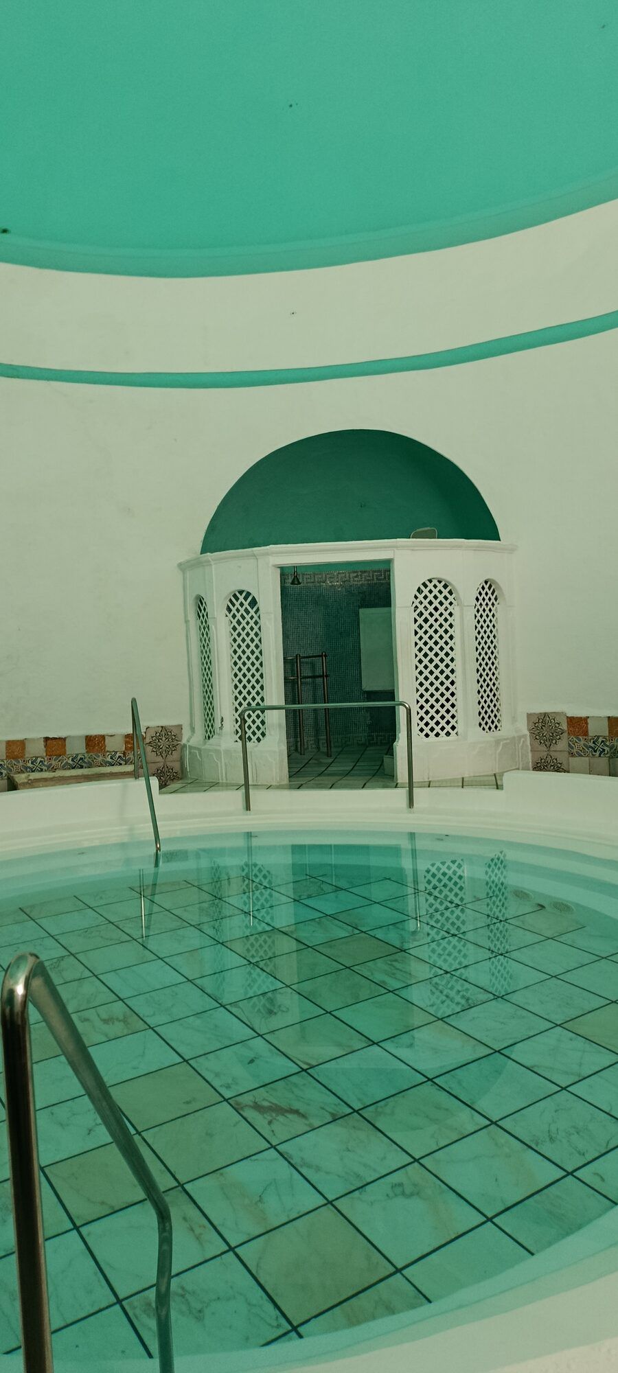 Piscina circular abovedada del balneario de Alange, sobre las termas romanas