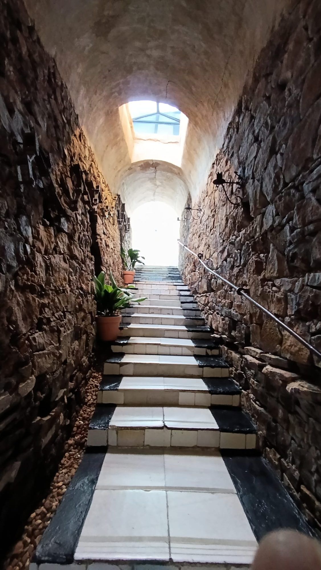 Escalera de piedra del balneario, subiendo hacia la luz
