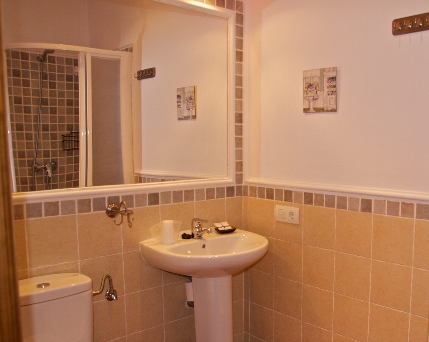 Baño en suite de una de las habitaciones, con la ducha y las toallas