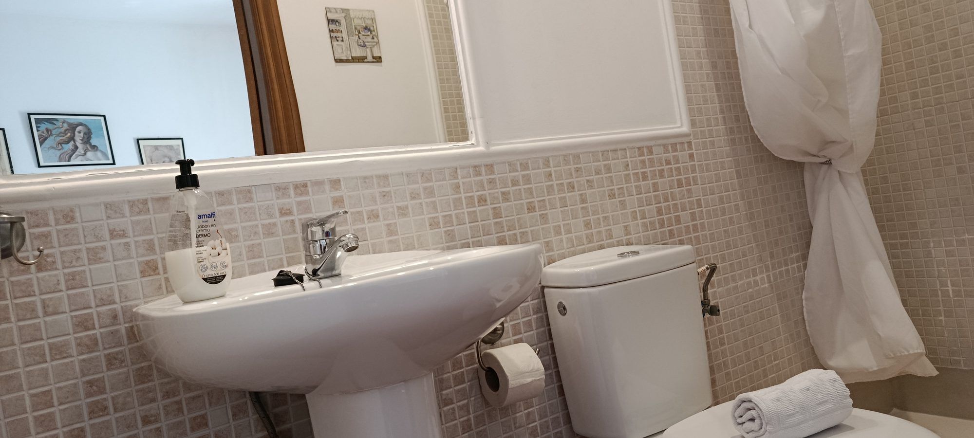 Lavabo y espejo del baño de la habitación Jara