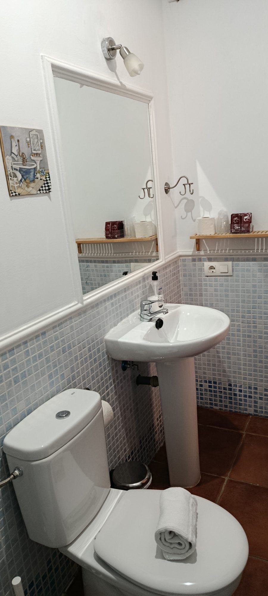 Baño de la habitación Malva, con lavabo, espejo e inodoro