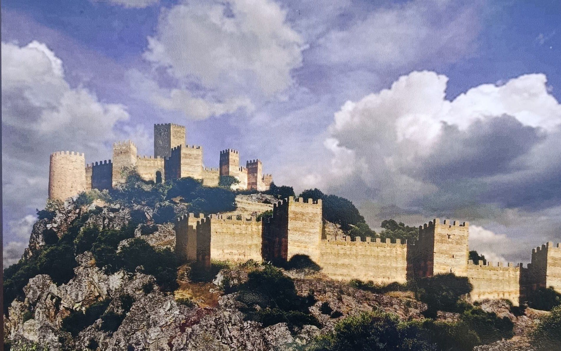 Recreación del castillo de Alange en pie, con sus murallas y torres sobre el cerro
