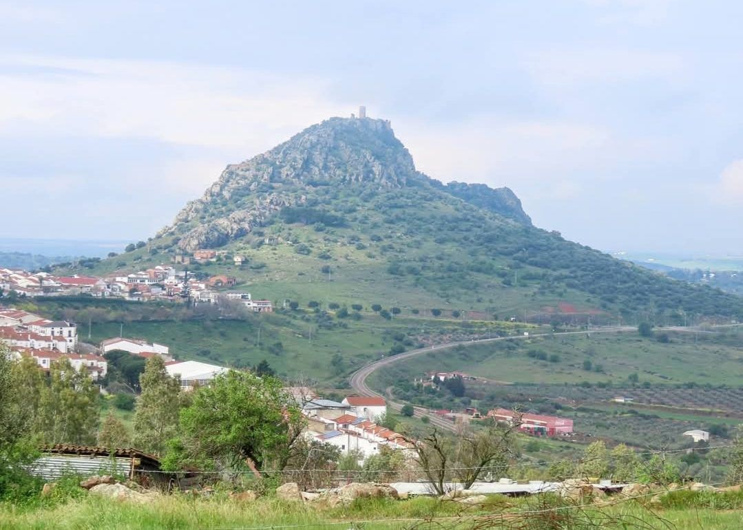 El cerro del castillo sobre las casas del pueblo