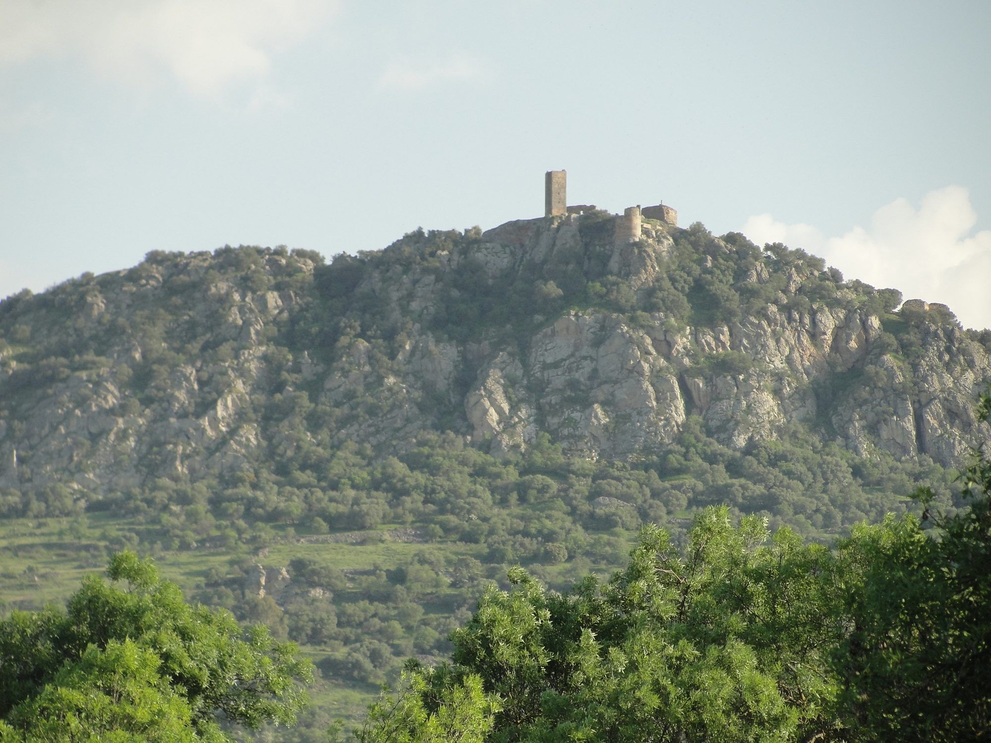 El castillo sobre el cerro de Alange