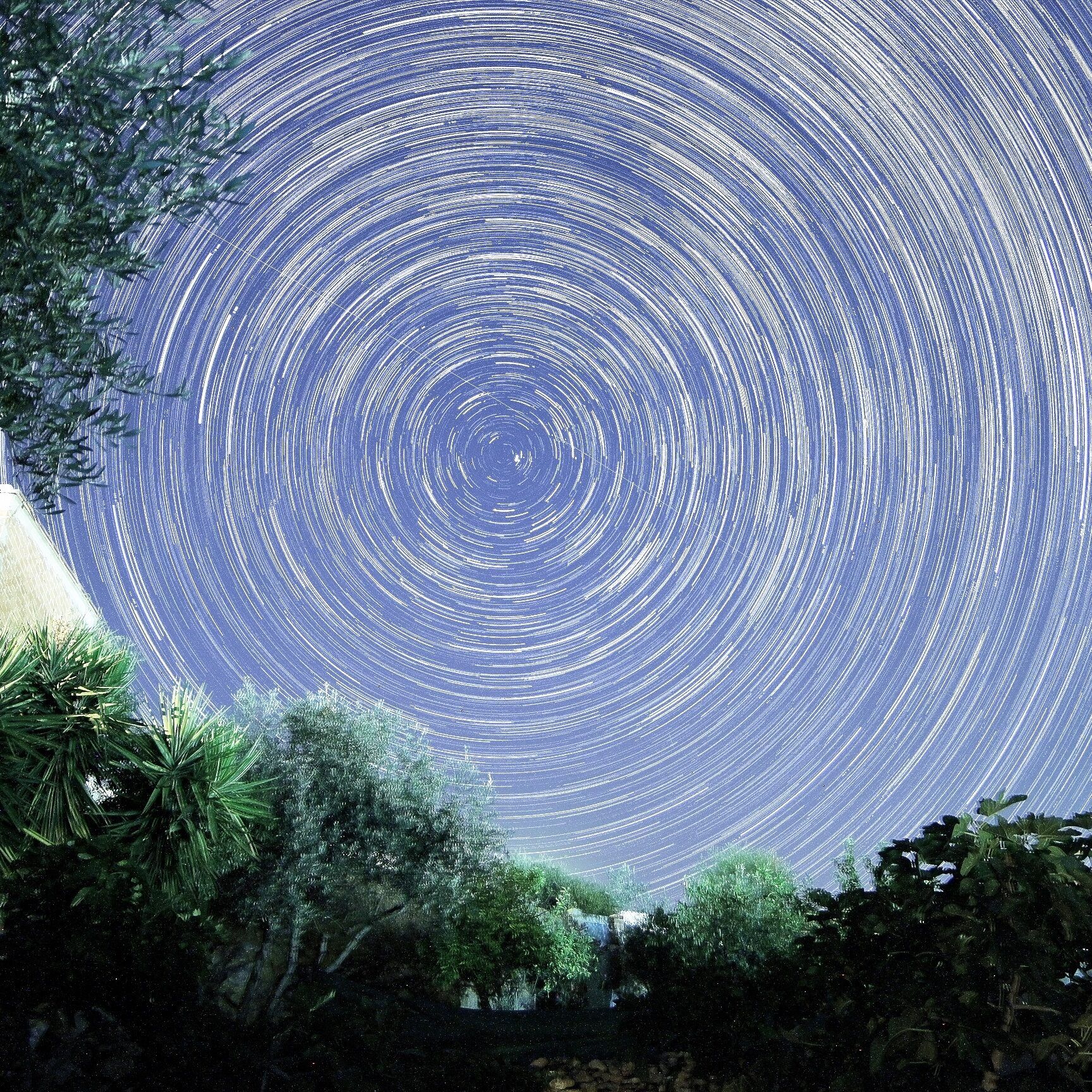 Círculos de estrellas en el cielo nocturno de Alange, en una foto de larga exposición