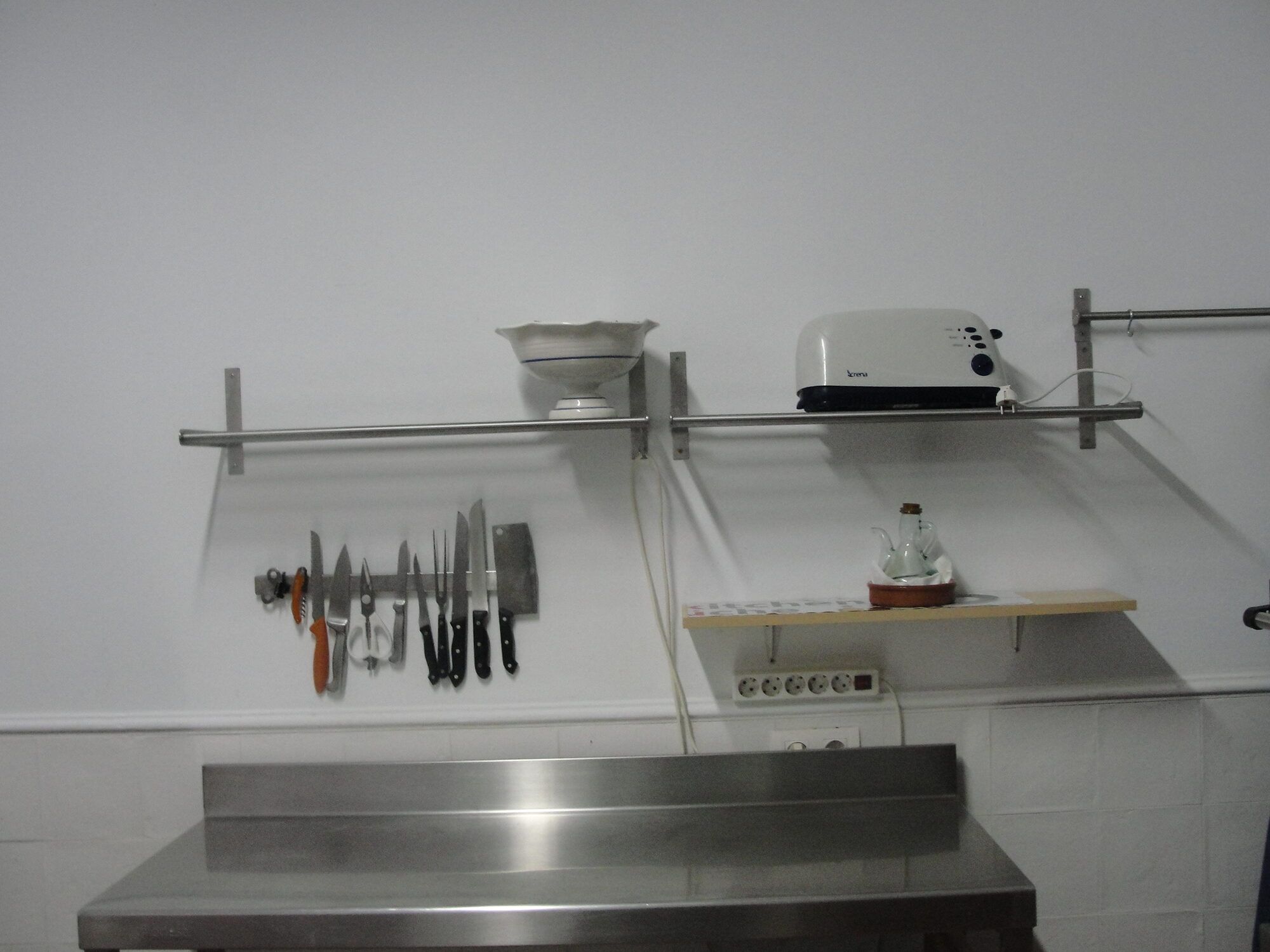 La encimera de la cocina, con el menaje a disposición de los huéspedes