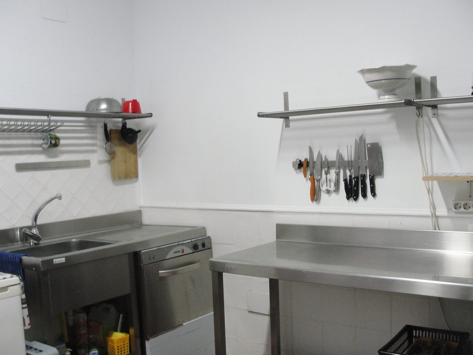 Cocina equipada, con fregadero y menaje