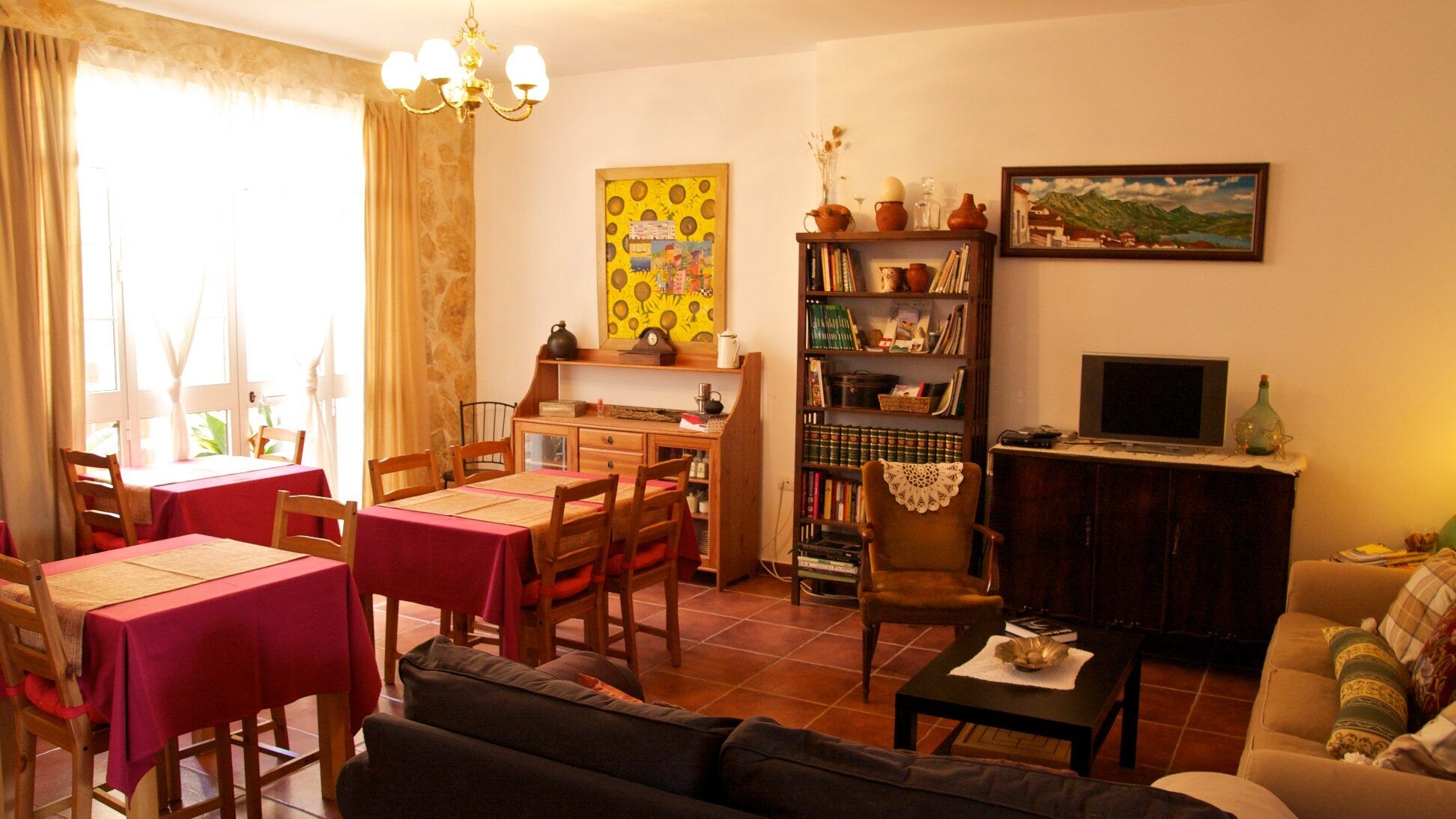 Las mesas del comedor puestas para el desayuno