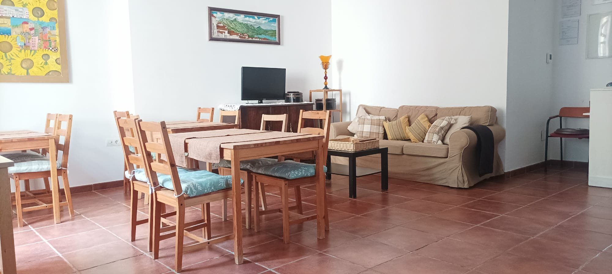 Mesas y sofás del luminoso salón-comedor