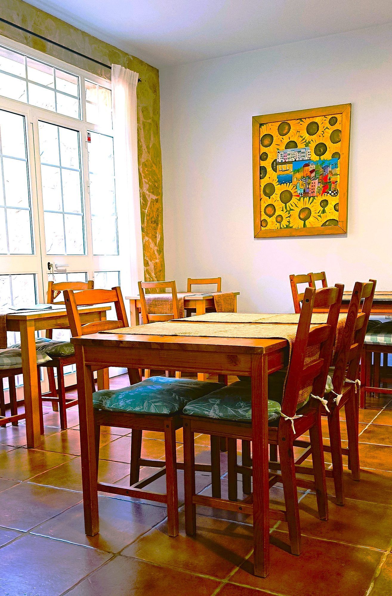Comedor luminoso junto a la ventana