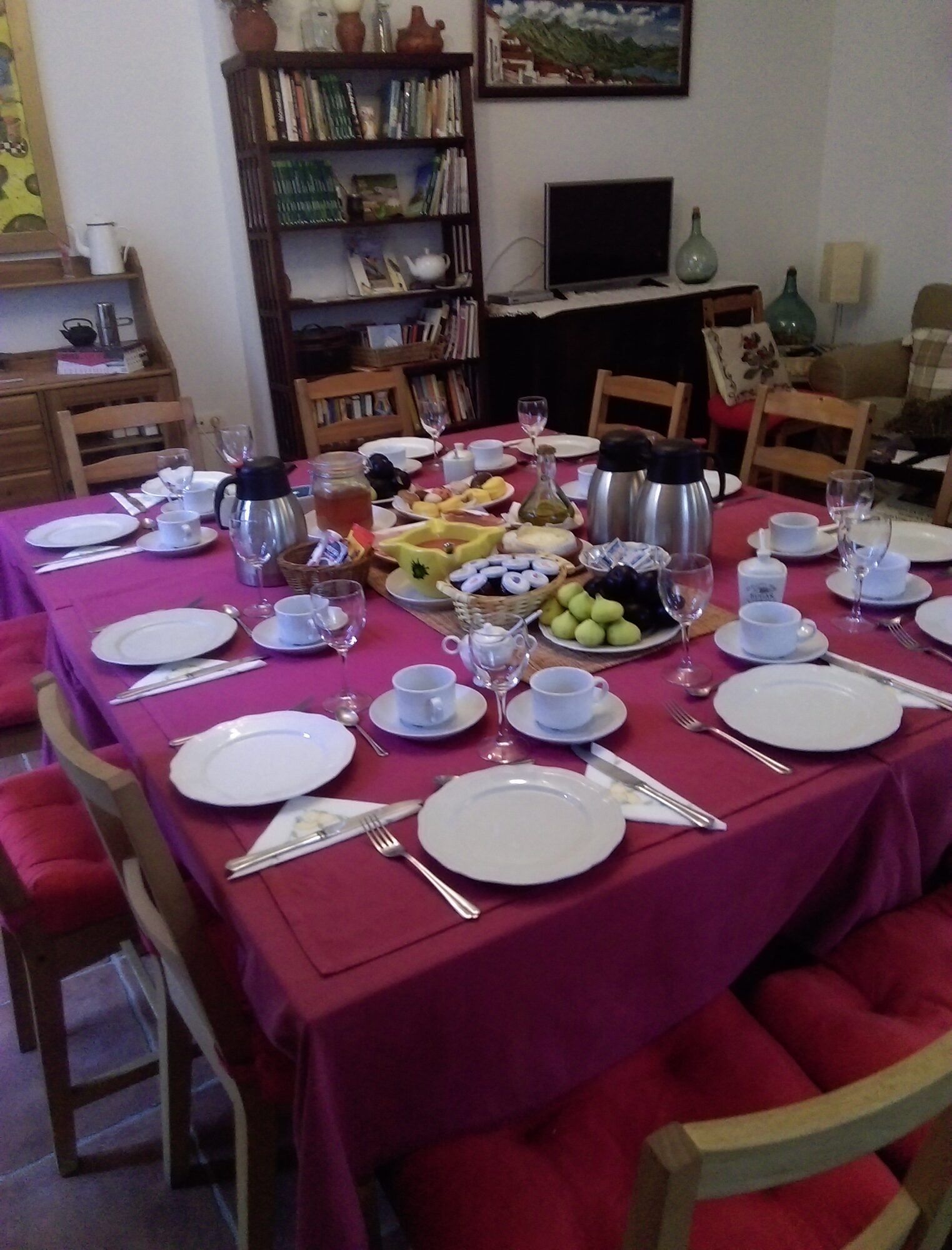 Desayuno casero servido en el comedor