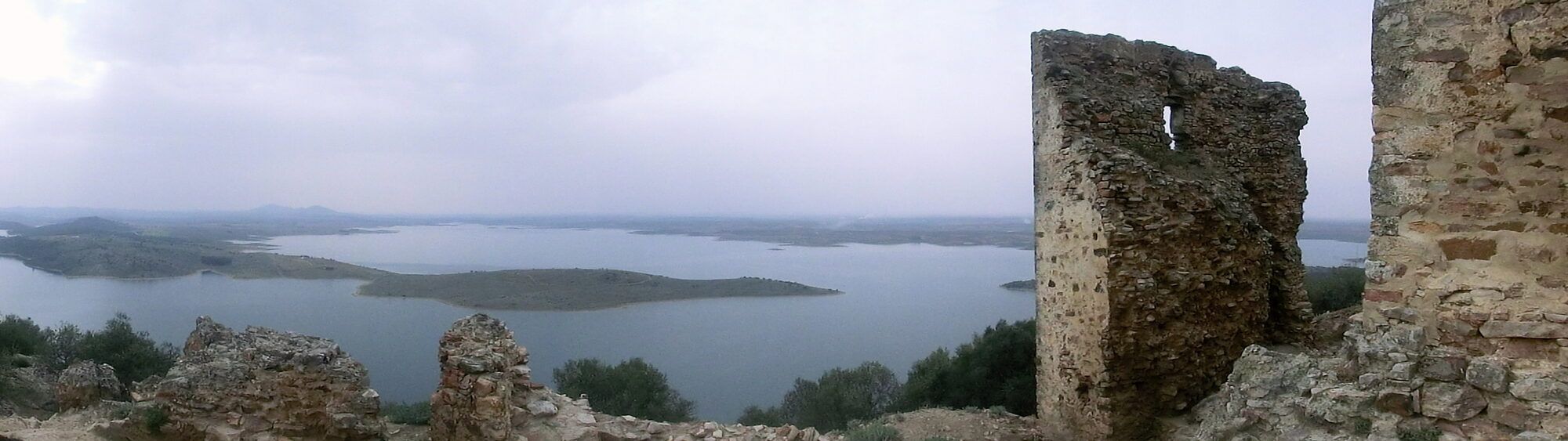 El embalse de Alange visto desde los muros del castillo, en lo alto del cerro