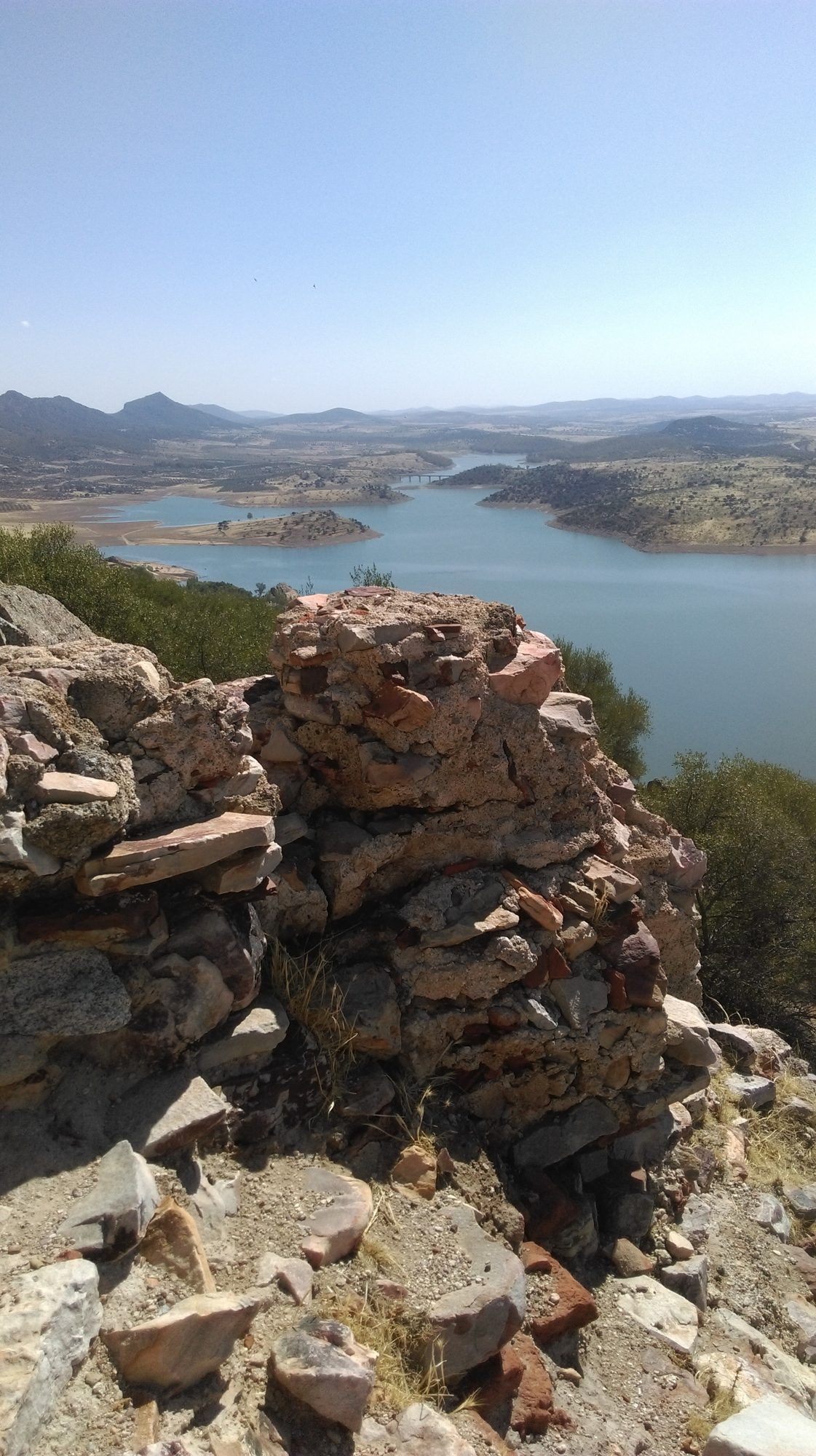 El embalse visto desde unas rocas en lo alto