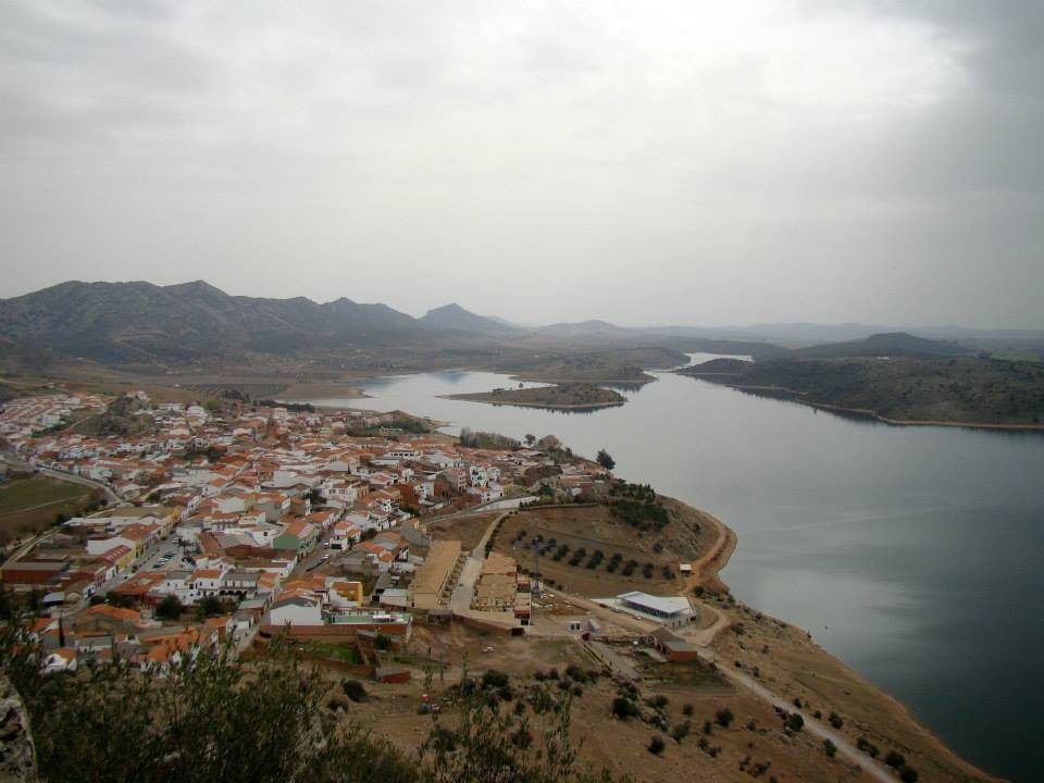 El pueblo y el embalse vistos de día desde el cerro