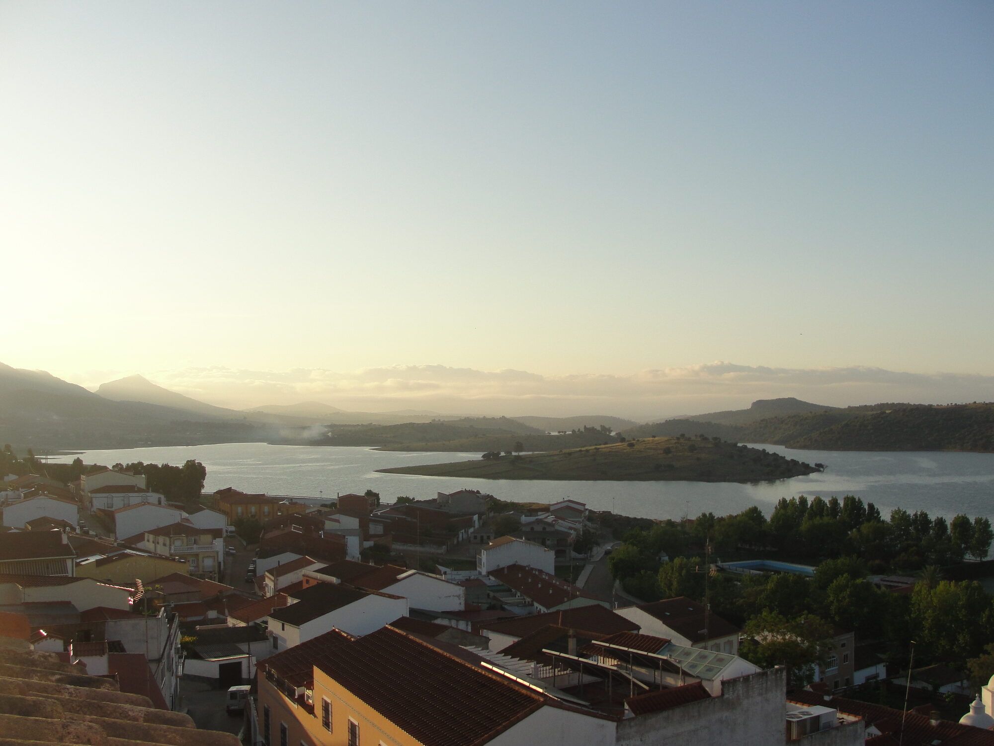 El embalse de Alange y las casas del pueblo al atardecer