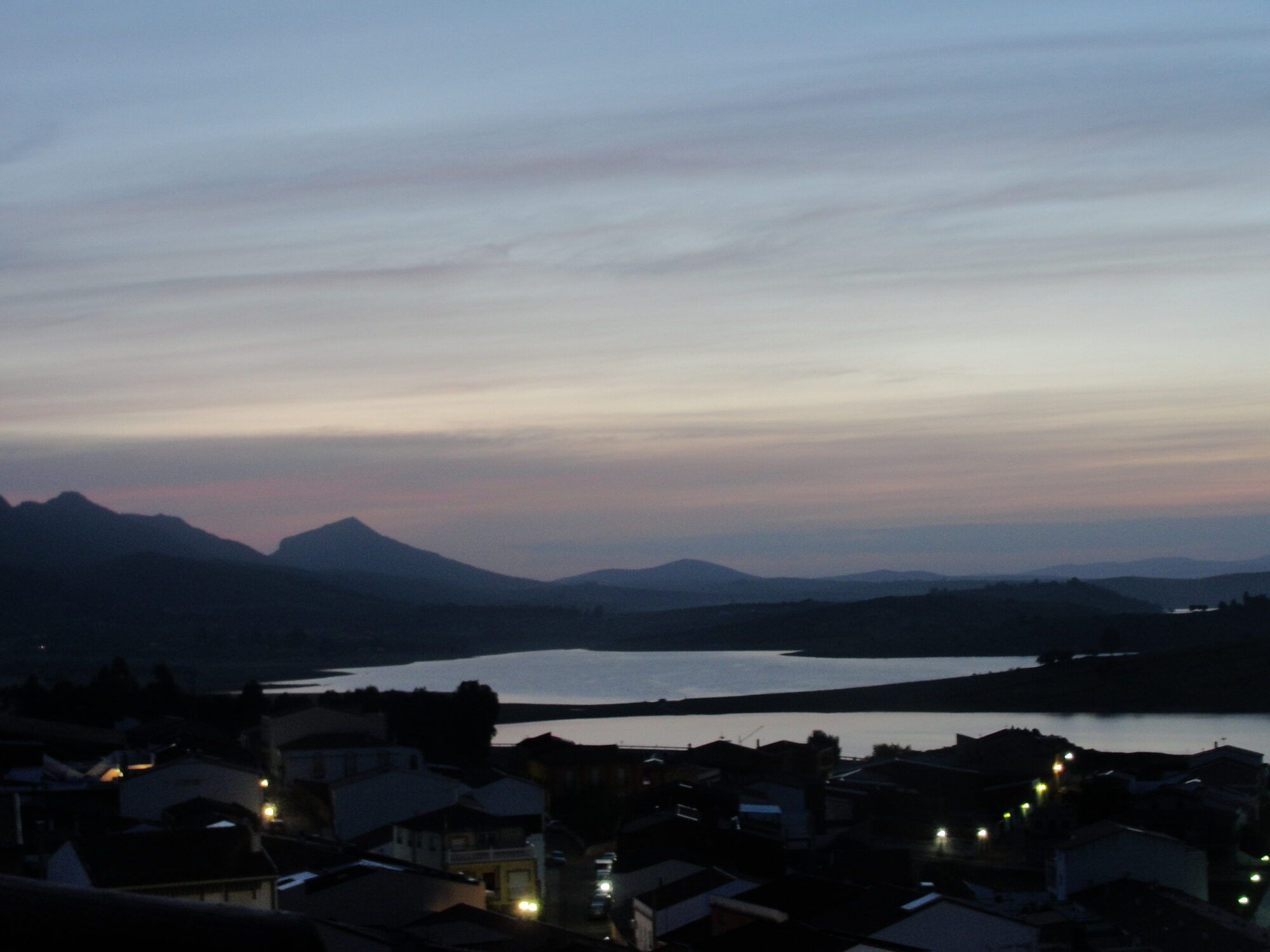 La sierra y el embalse de Alange al atardecer