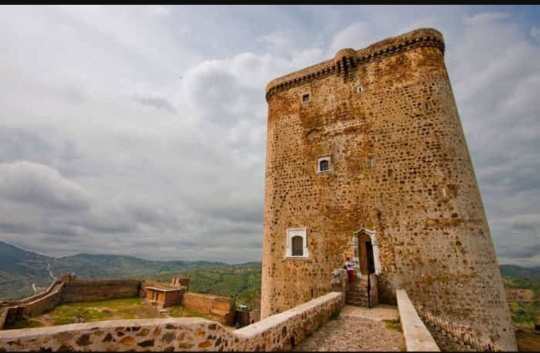 La torre del homenaje del castillo de Feria, con su puerta gótico manuelina