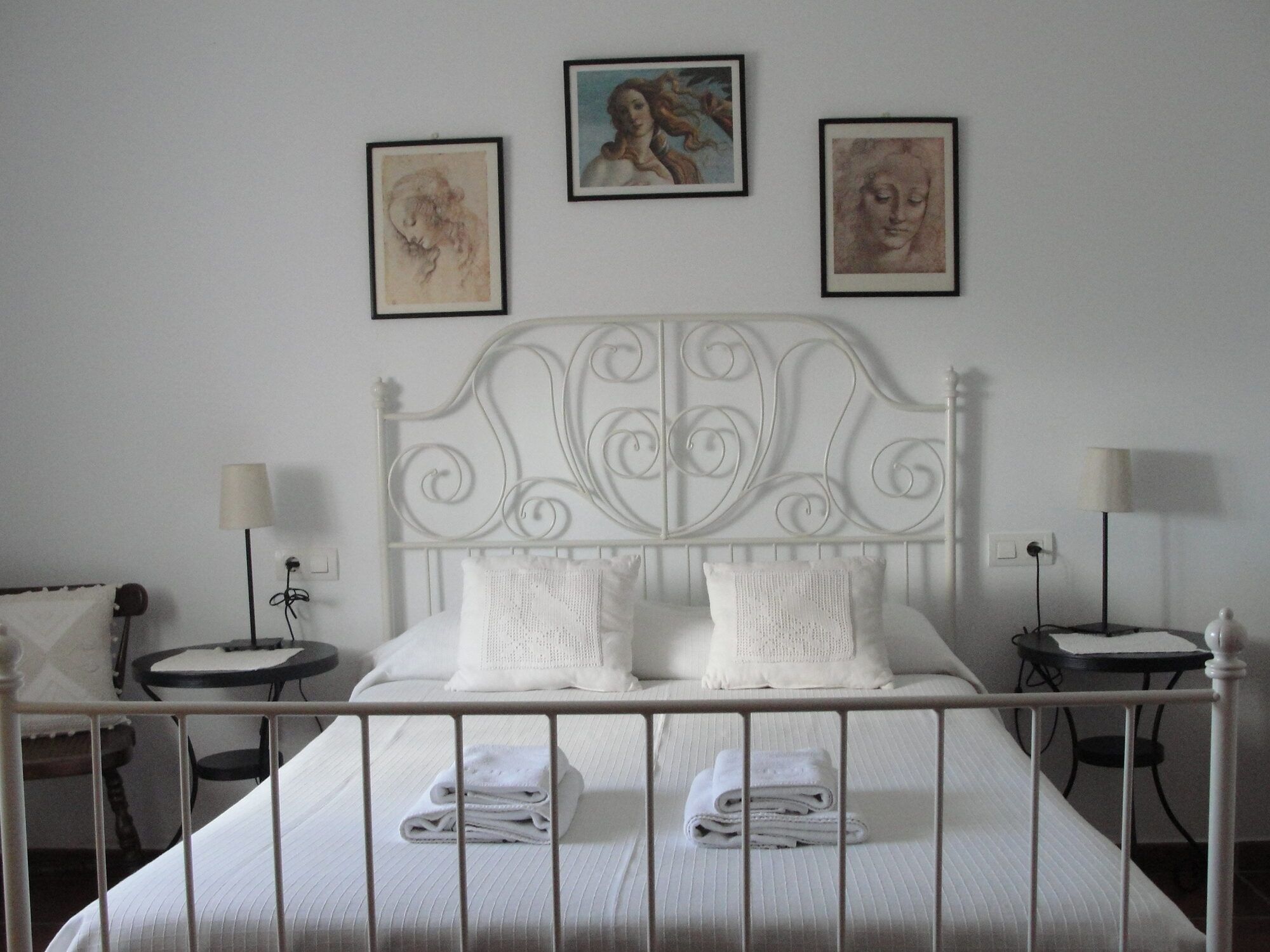 Otra vista de la cama doble de la habitación Jara