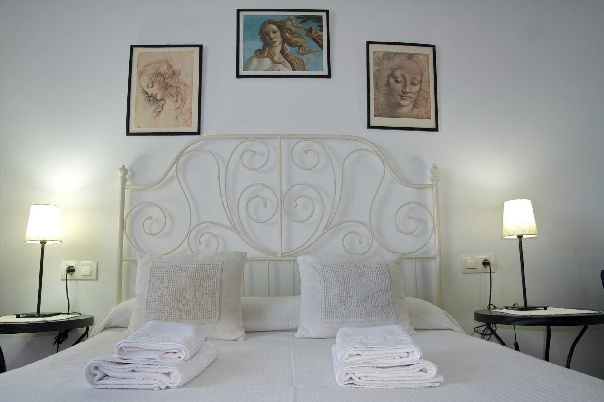 La cama doble vista de frente, en la habitación Jara