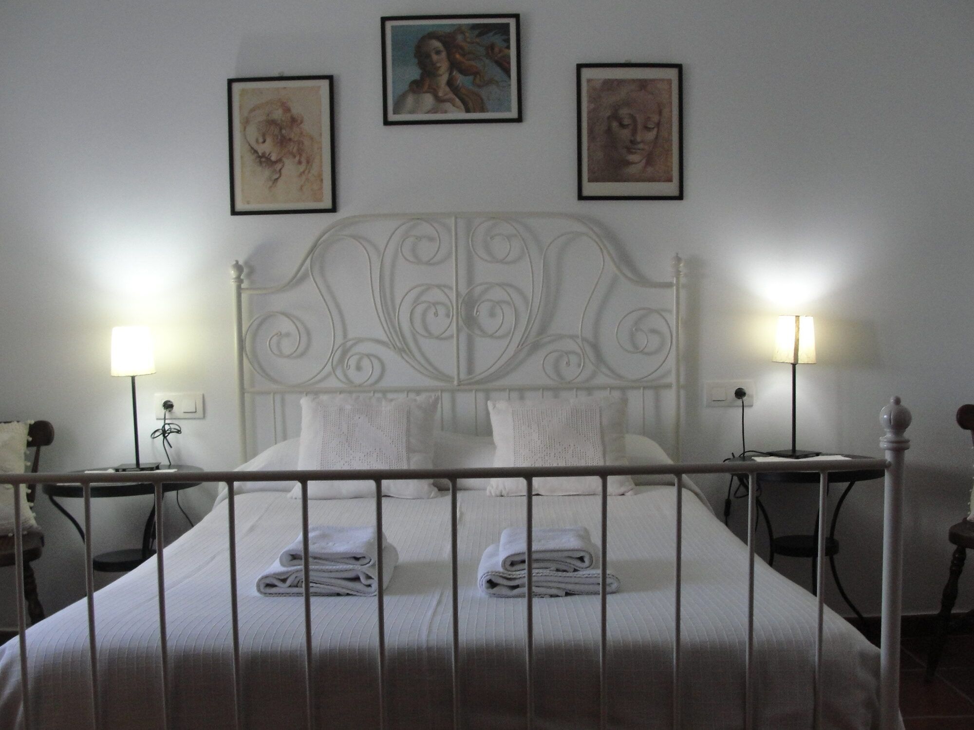Cama doble de la habitación Jara