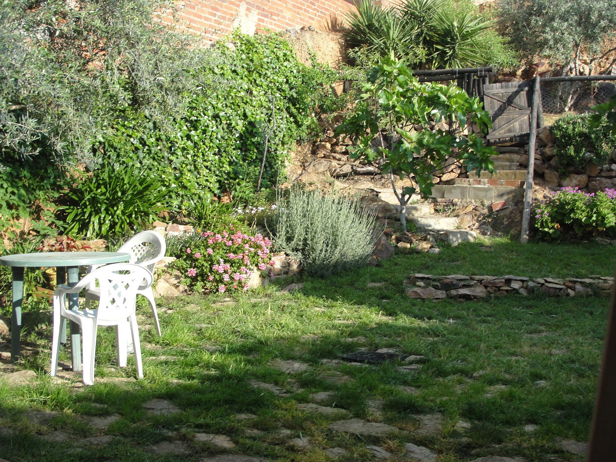 Zona de descanso del jardín, entre los árboles frutales