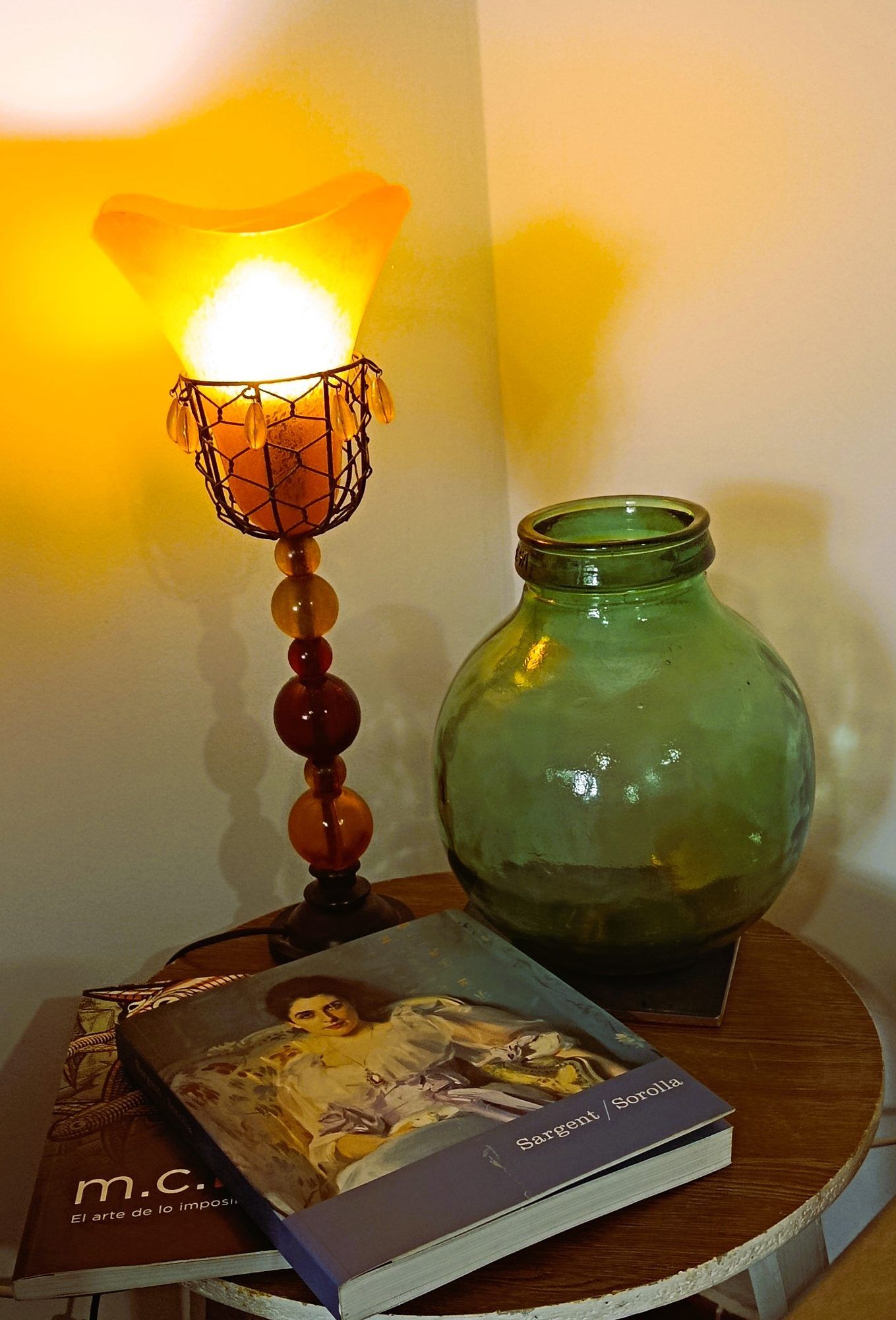 Lámpara y libros en un rincón del salón