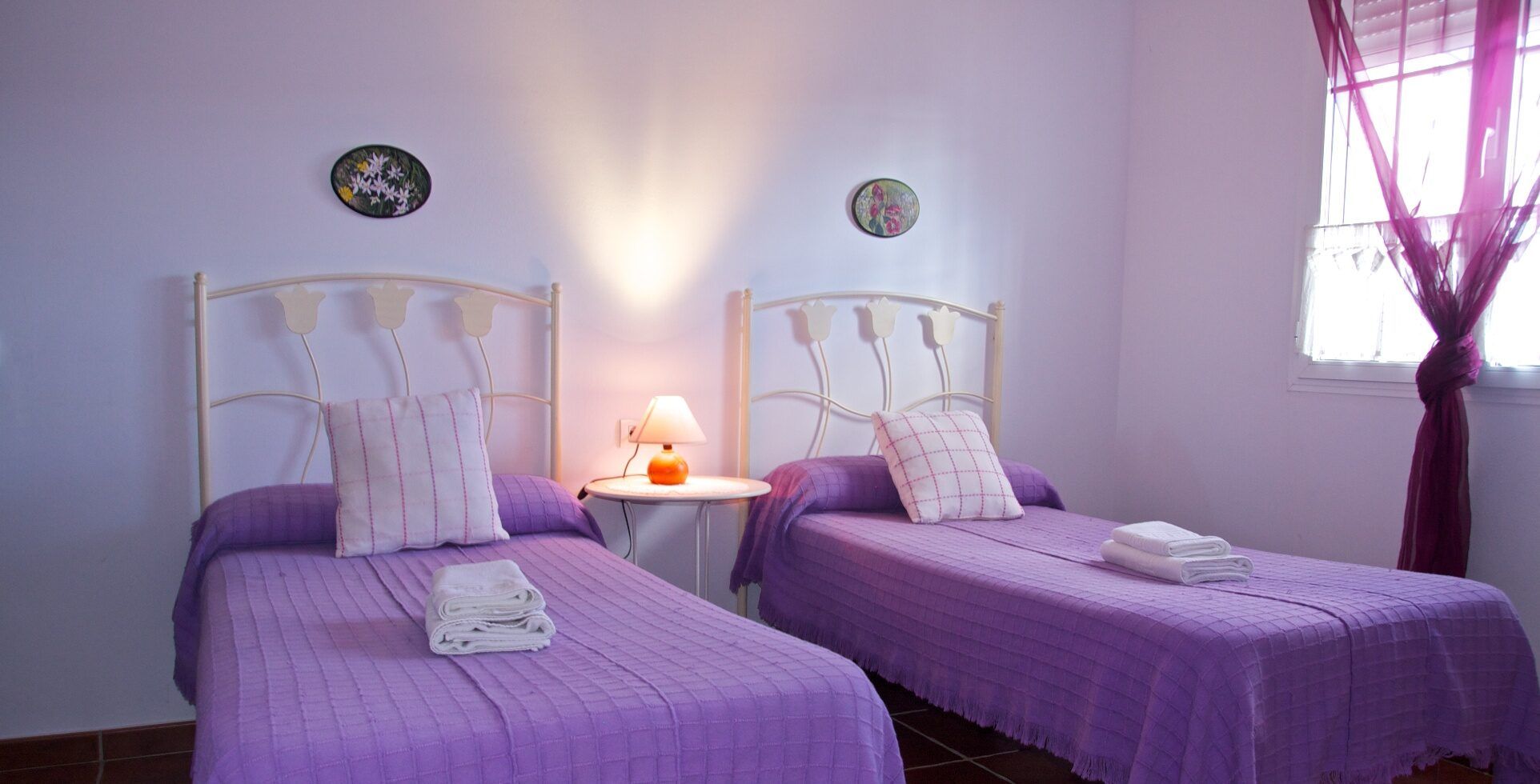Las dos camas individuales de la habitación Malva