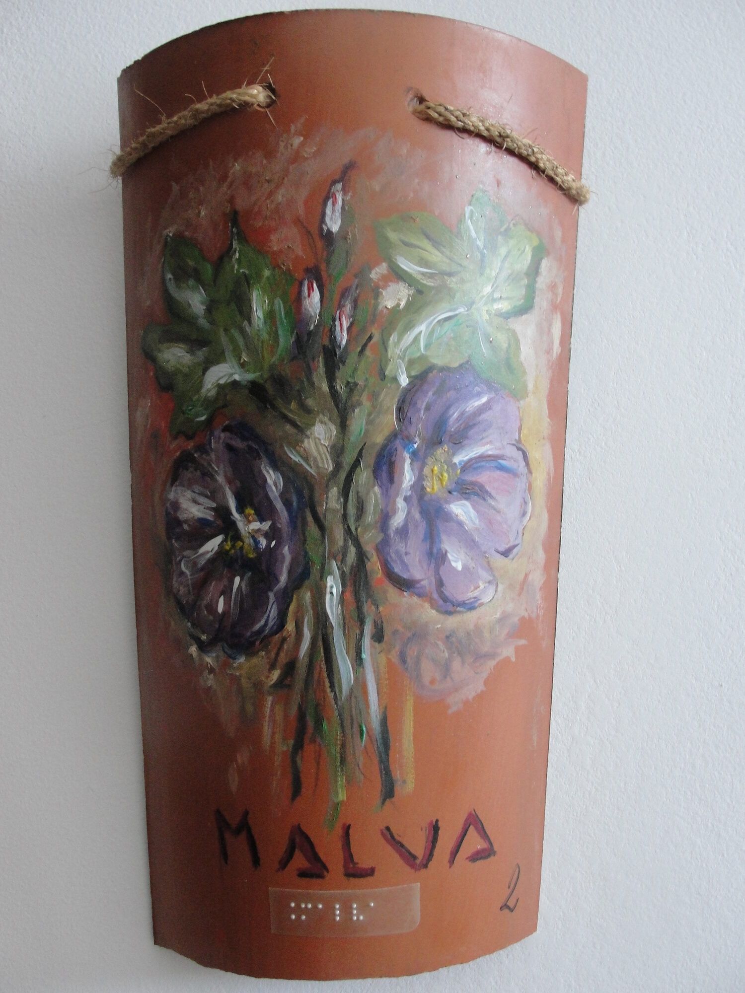 Teja pintada a mano con el nombre de la habitación Malva