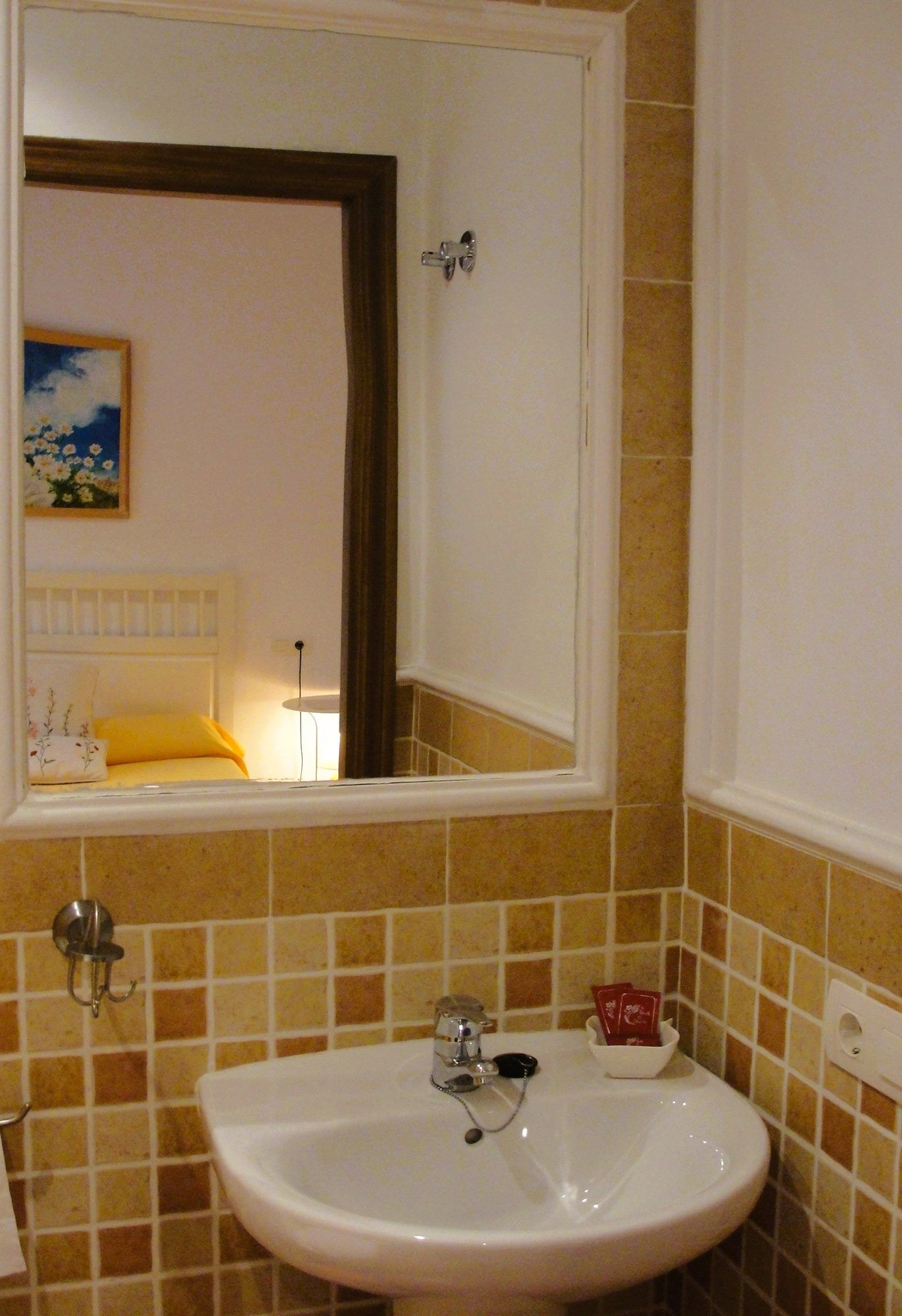 Lavabo y espejo del baño privado de Manzanilla
