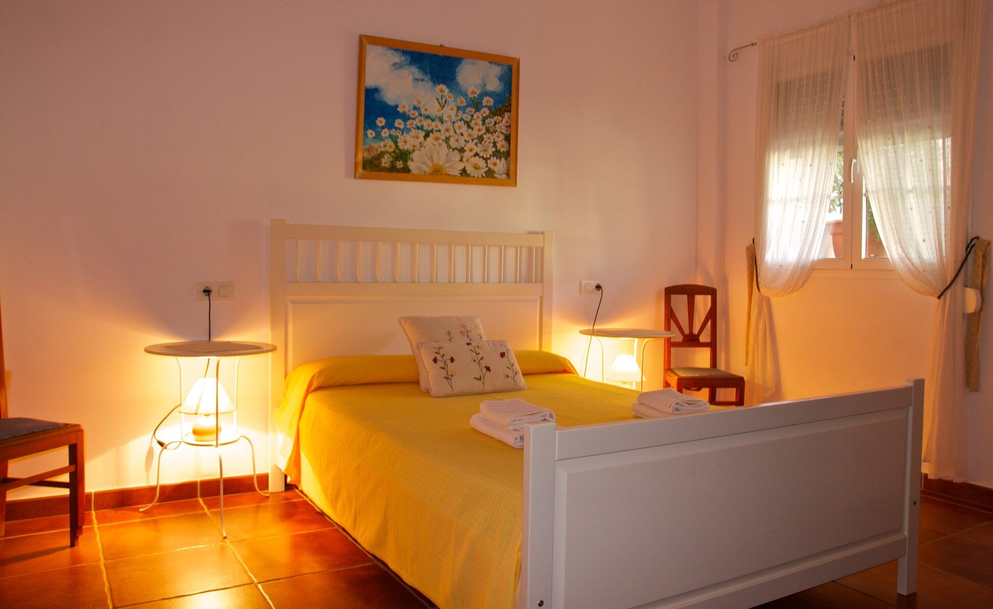 Cama doble de la habitación Manzanilla