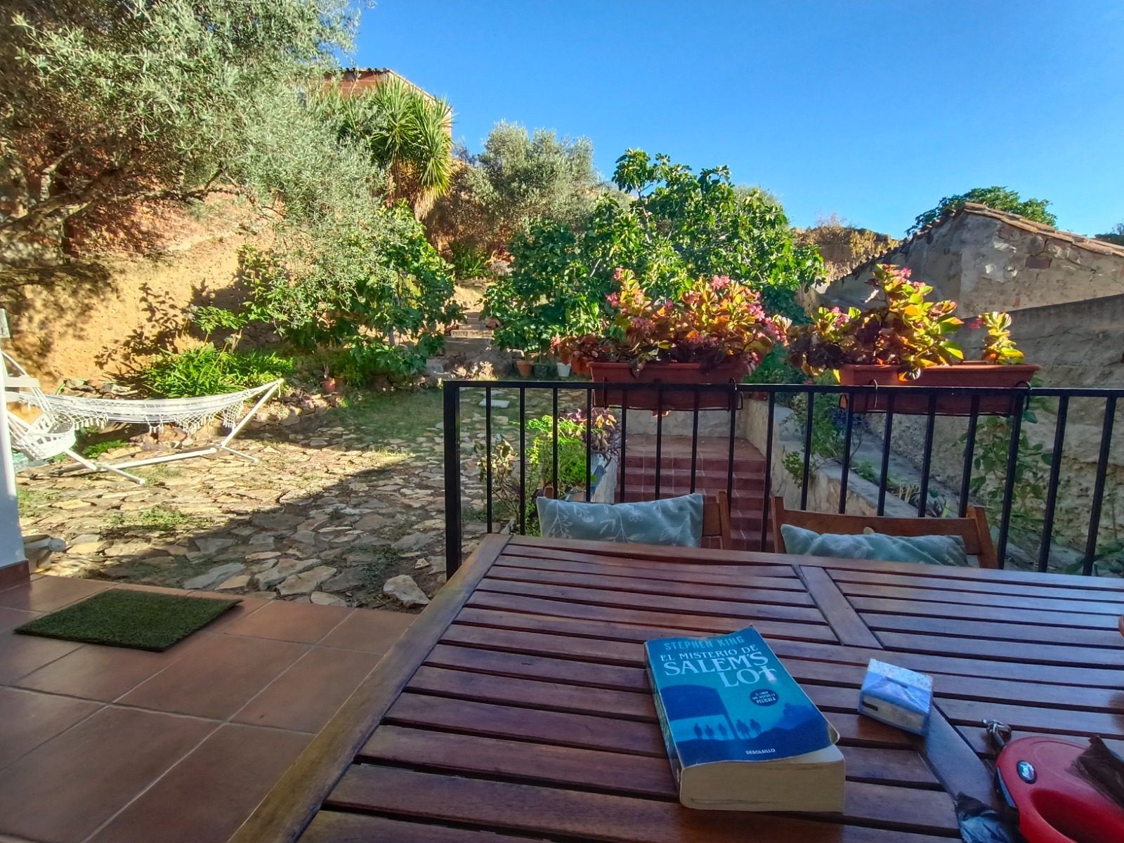 Mesa con un libro y vistas al jardín