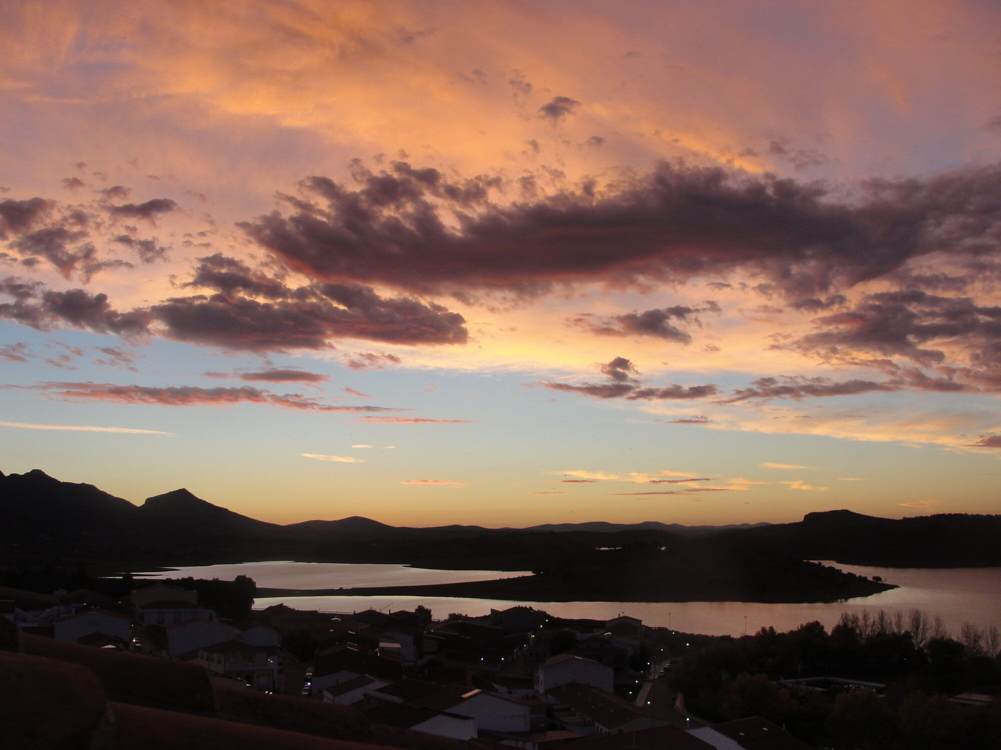 Nubes sobre la lámina de agua del embalse de Alange