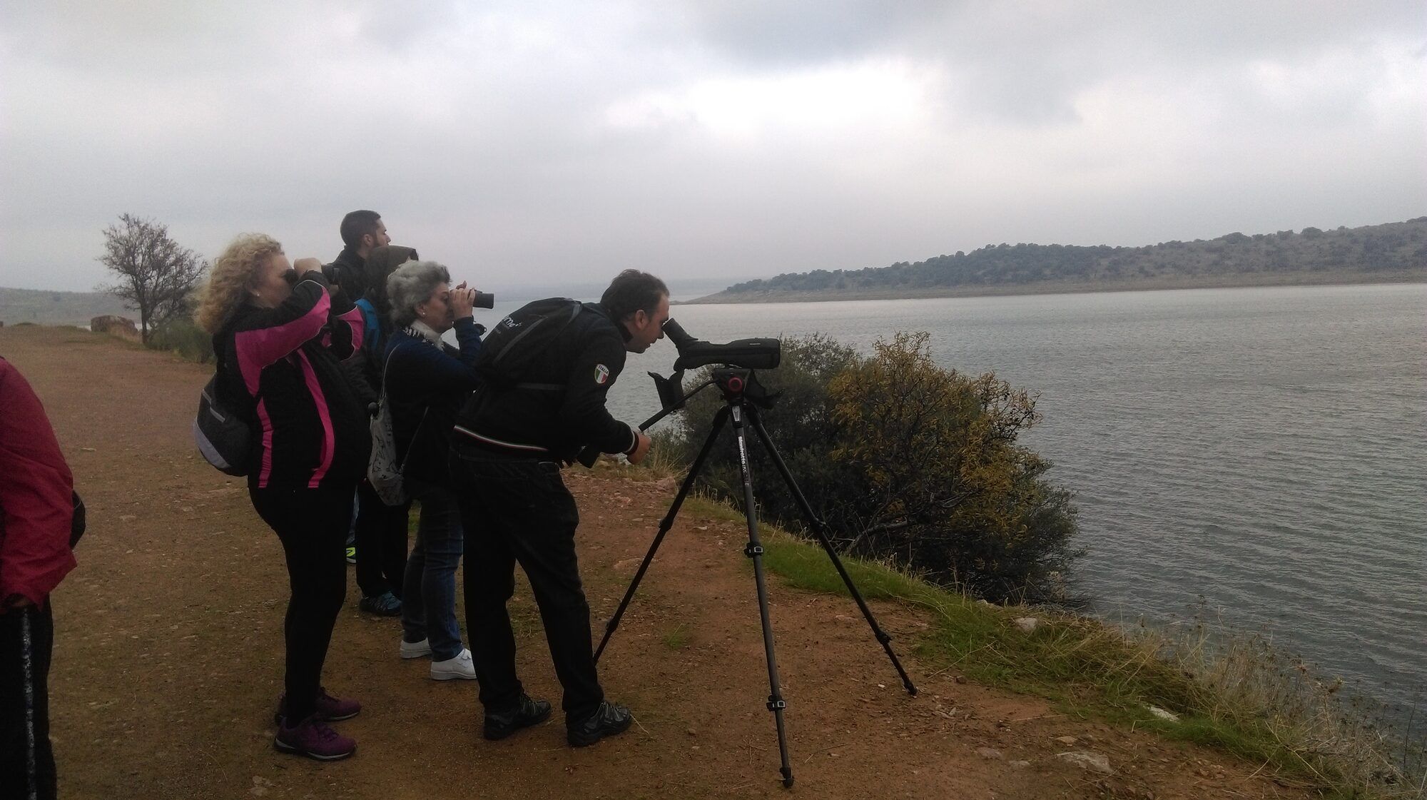 Observación de aves con telescopios terrestres en el campo de Alange