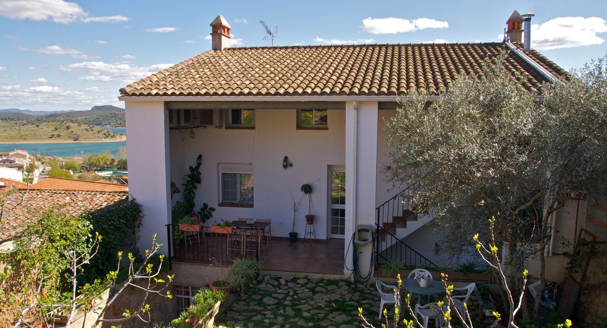 La parte trasera de la casa y el jardín en la ladera
