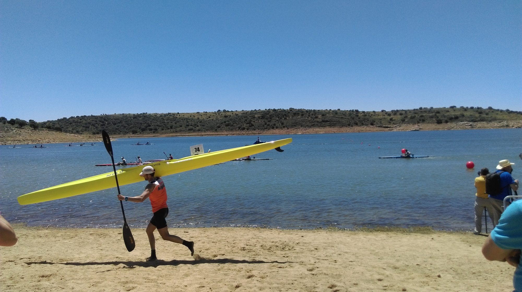 Piragüista en la orilla del embalse de Alange