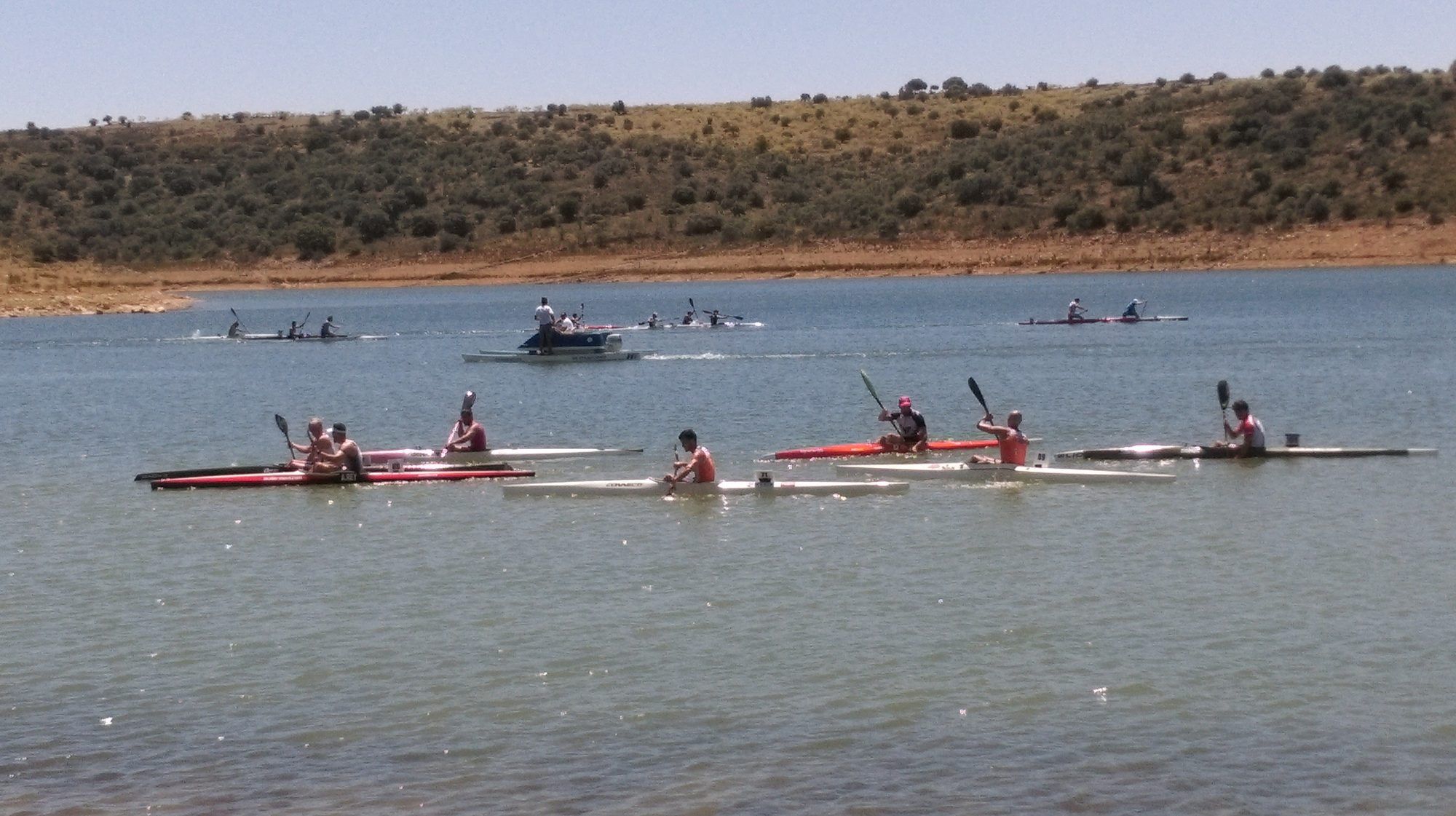 Grupo de piraguas en el embalse de Alange