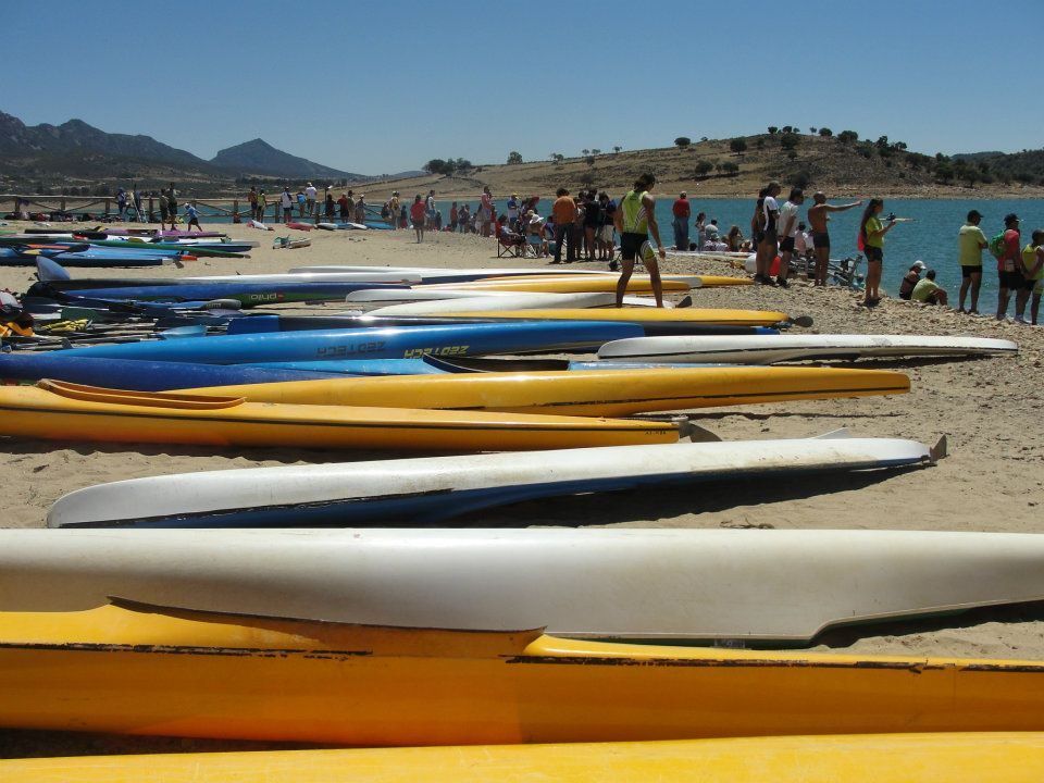 Piraguas de colores en la arena de la playa del embalse