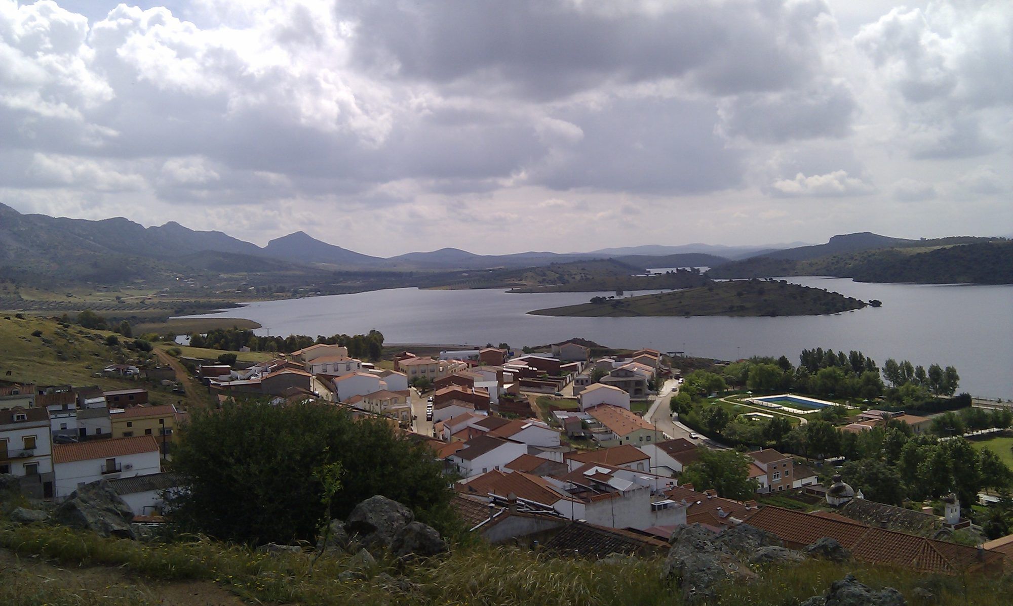 Alange y el embalse bajo un cielo de nubes