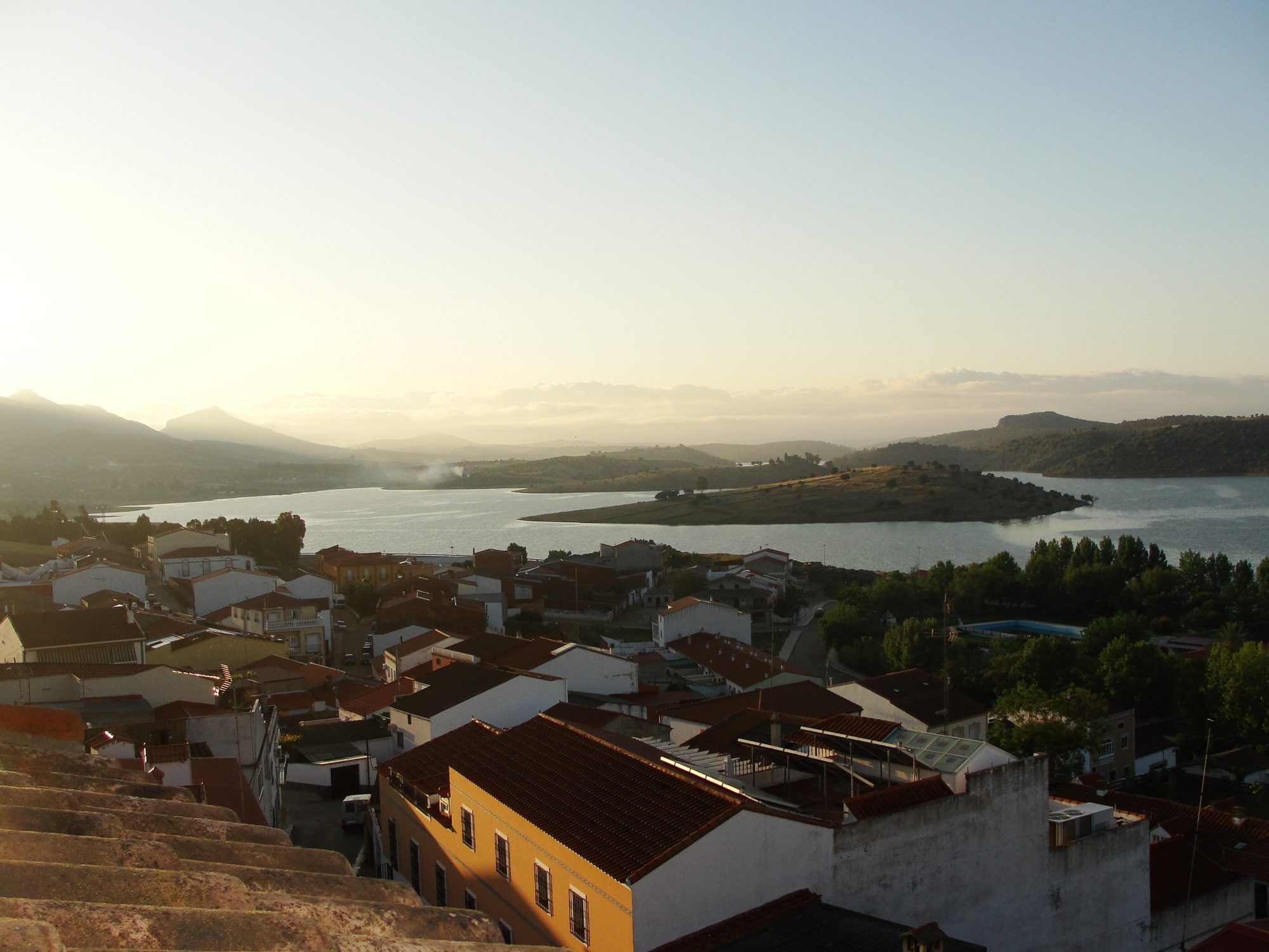 Tejados de Alange y el embalse con la primera luz del día