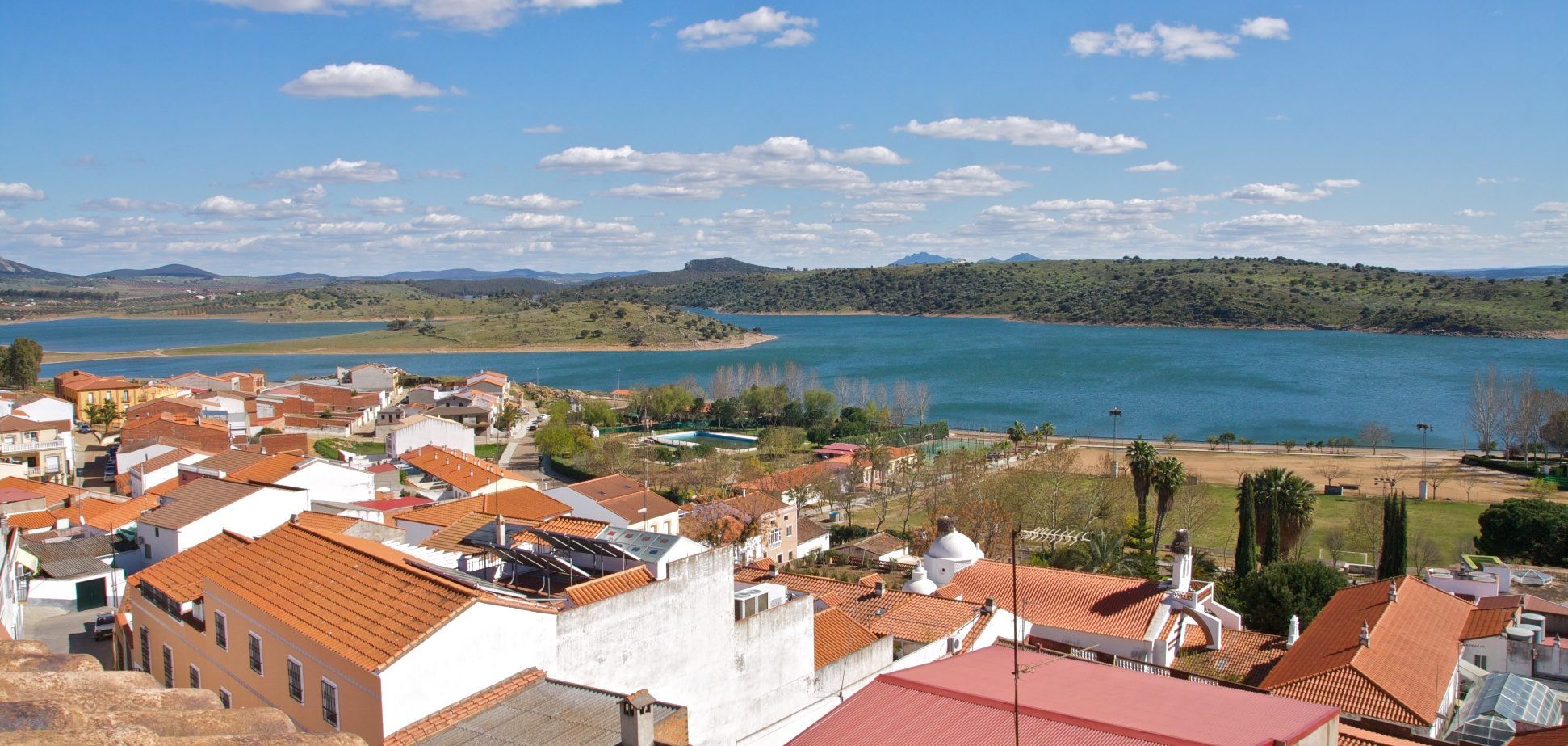 Alange y su embalse en un día soleado
