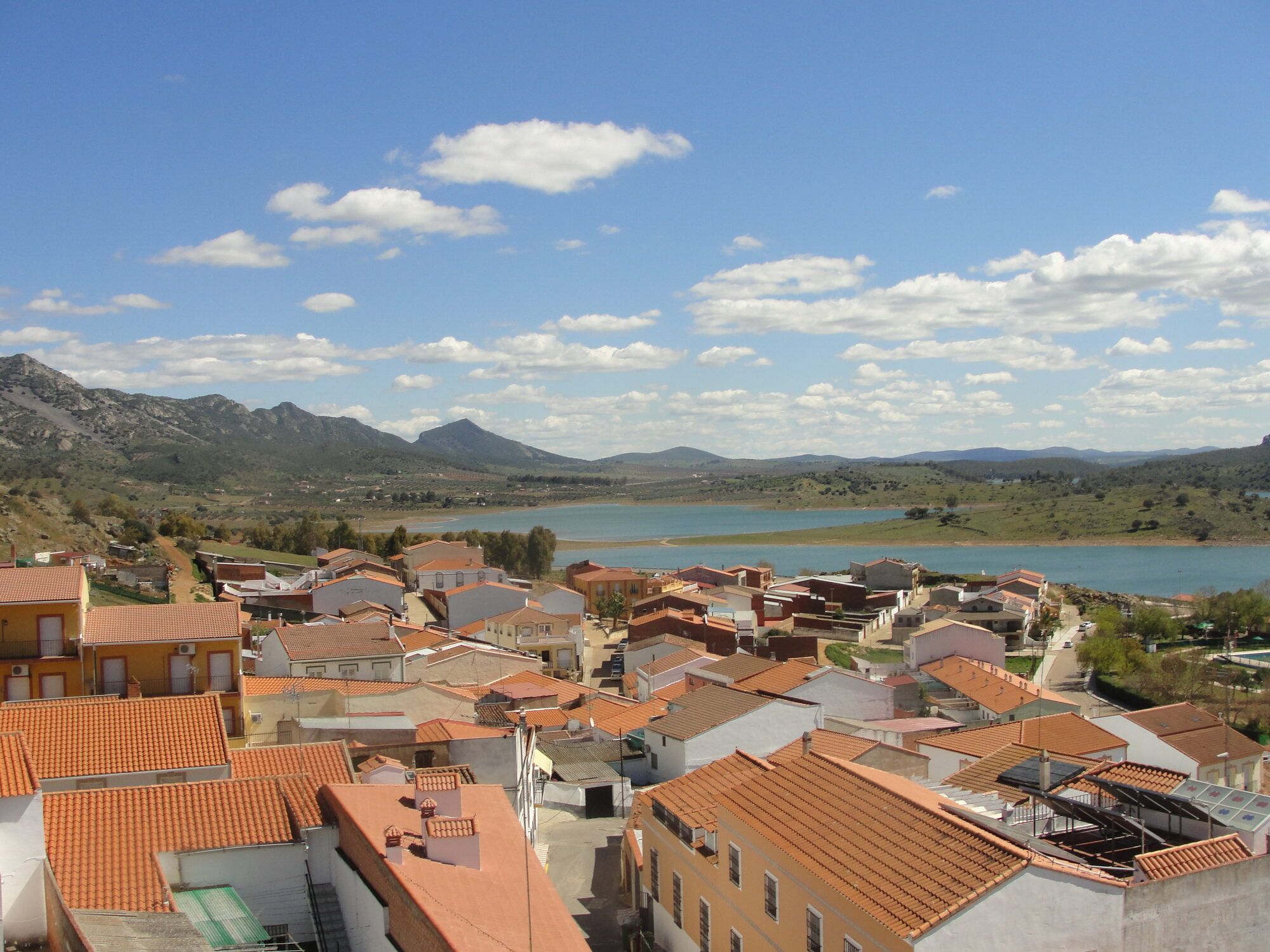 El pueblo, la sierra y el embalse vistos desde la casa a plena luz del día