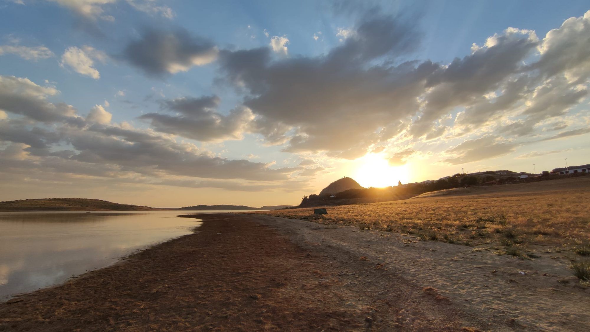 Puesta de sol desde la orilla del embalse