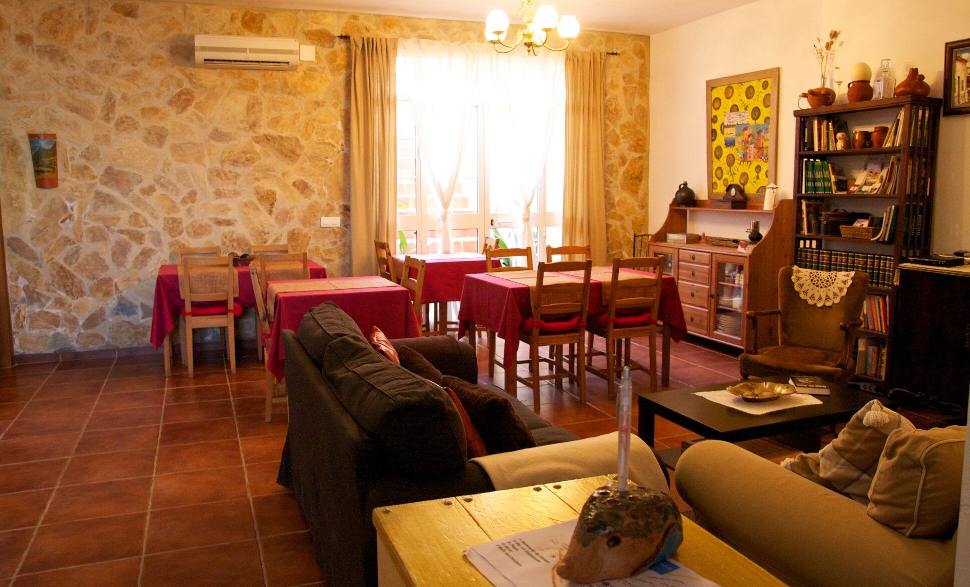 Salón comedor de la casa, con la mesa y la zona de estar